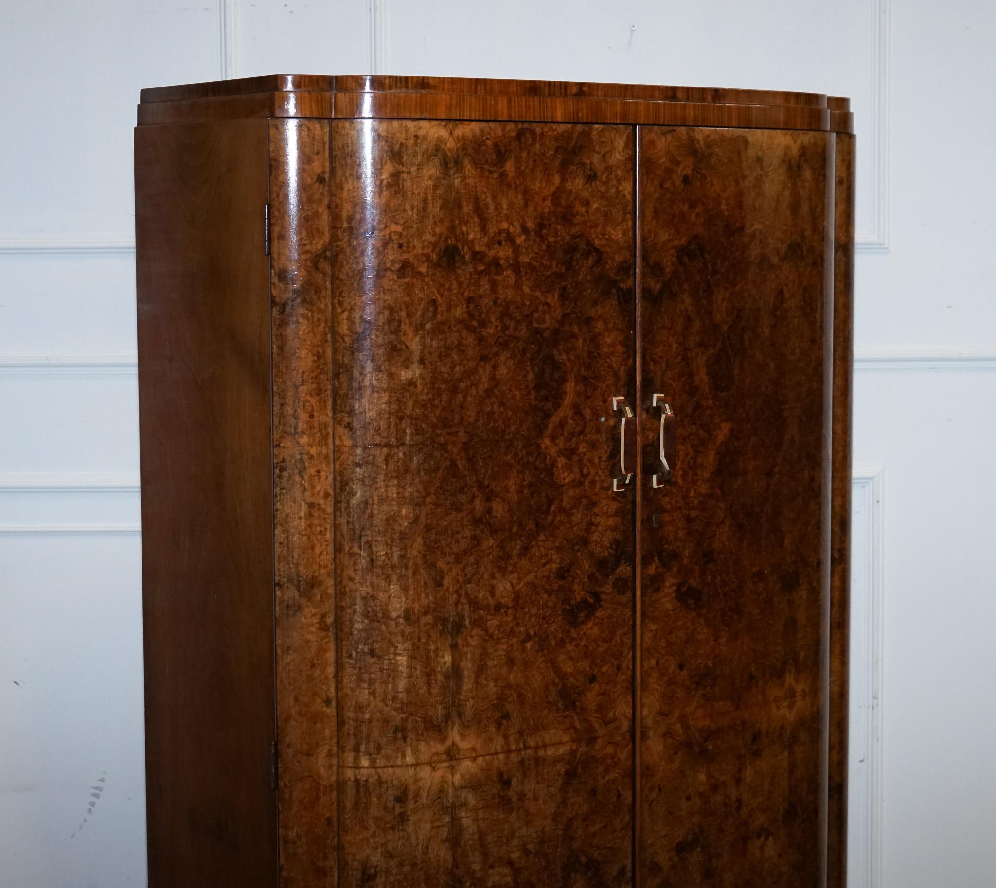 
Antiquariato di Londra


Un bellissimo armadio Art Deco inglese degli anni '30, realizzato in radica di noce riccamente scolpita con splendidi motivi di venature abbinate al libro che scorrono sulle ante. I toni caldi, le curve eleganti e le linee