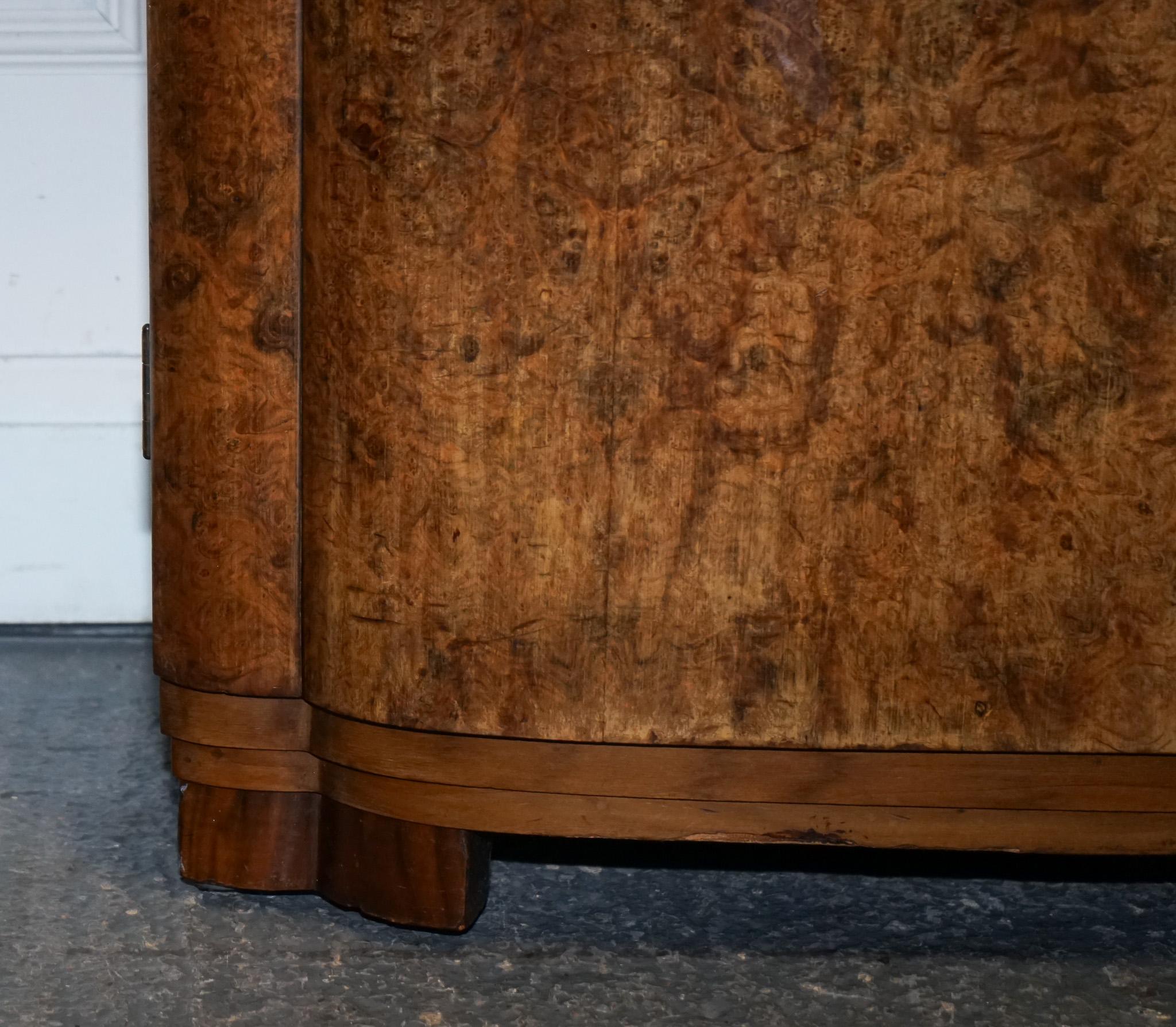 Noce ANTICO CIRCA 1930 INGLESE IN NOCE ART DECO ARMADIO A DUE PORTE CON VETRINI in vendita