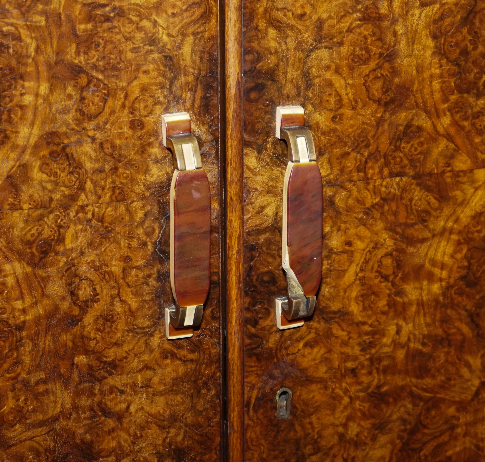 ANTICO CIRCA 1930 INGLESE IN NOCE ART DECO ARMADIO A DUE PORTE CON VETRINI in vendita 1