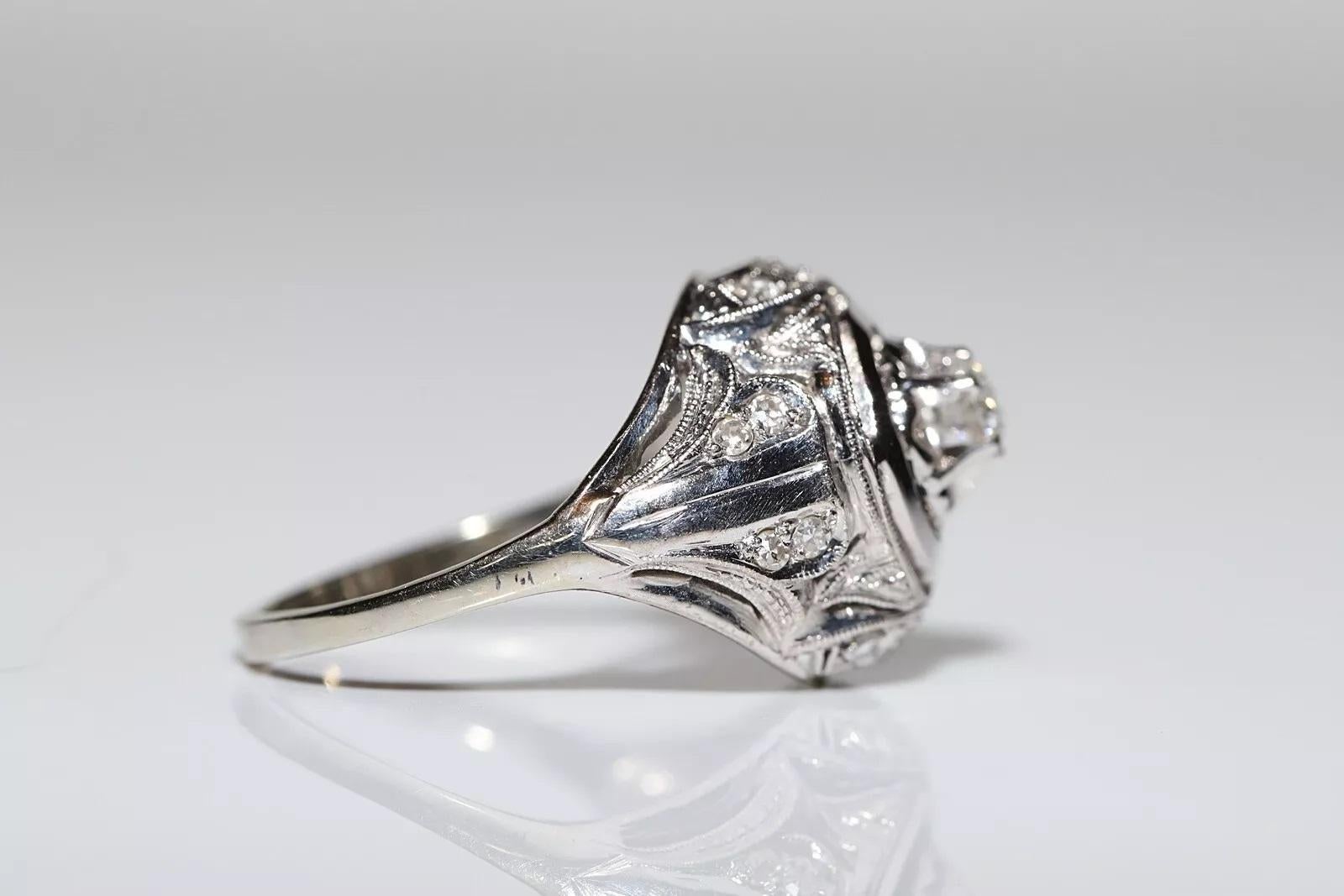 En très bon état.
Le poids total est de 5,7 grammes.
Le diamant est de 0,40 carat.
Le diamant est de couleur H-I et de pureté s1-s2-s3.
La taille de la bague est US 6.2 
Nous pouvons fabriquer n'importe quelle taille.
Nous redimensionnons sans frais