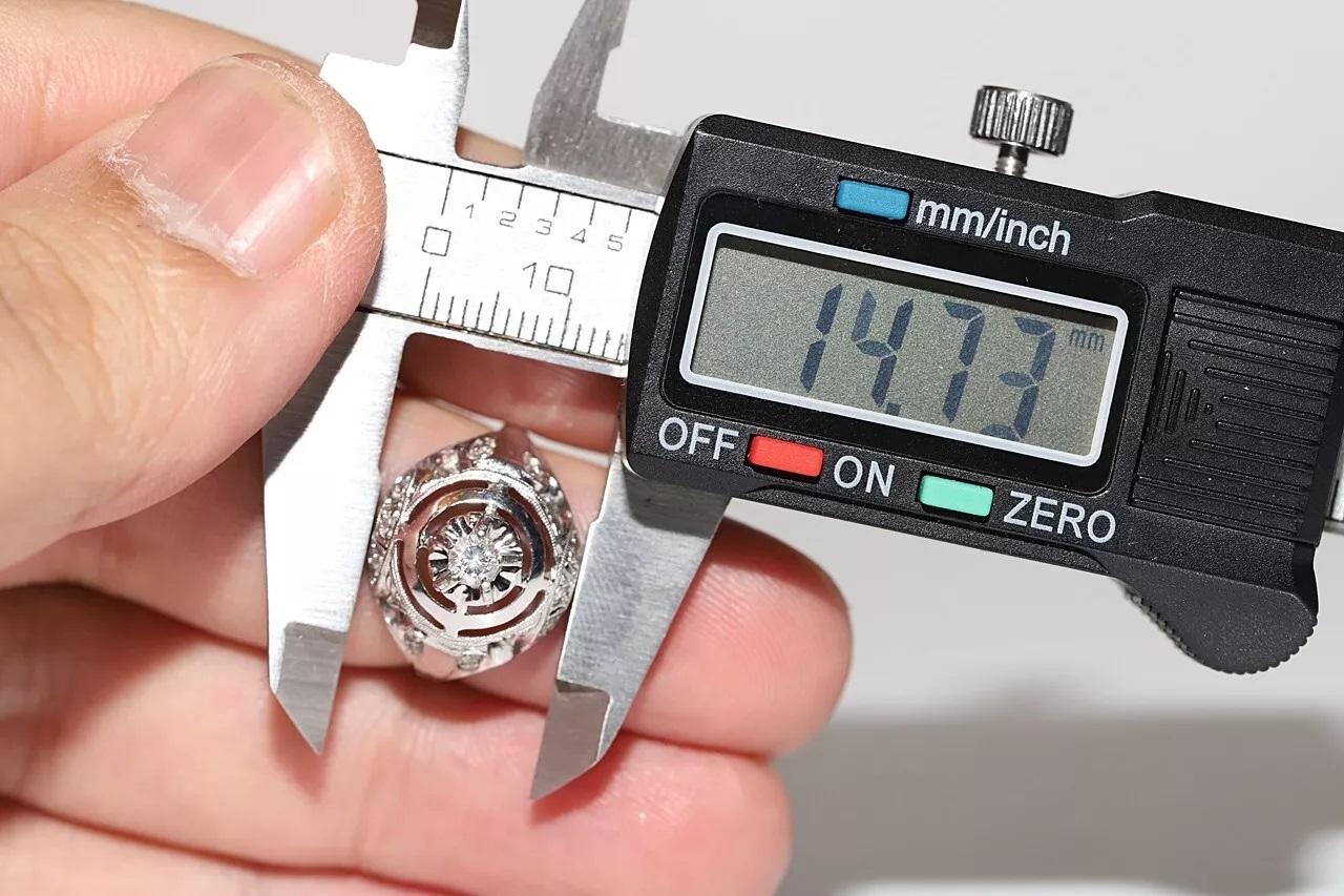 Bague ancienne des années 1930 faite à la main en or 18 carats décorée de diamants naturels en vente 1