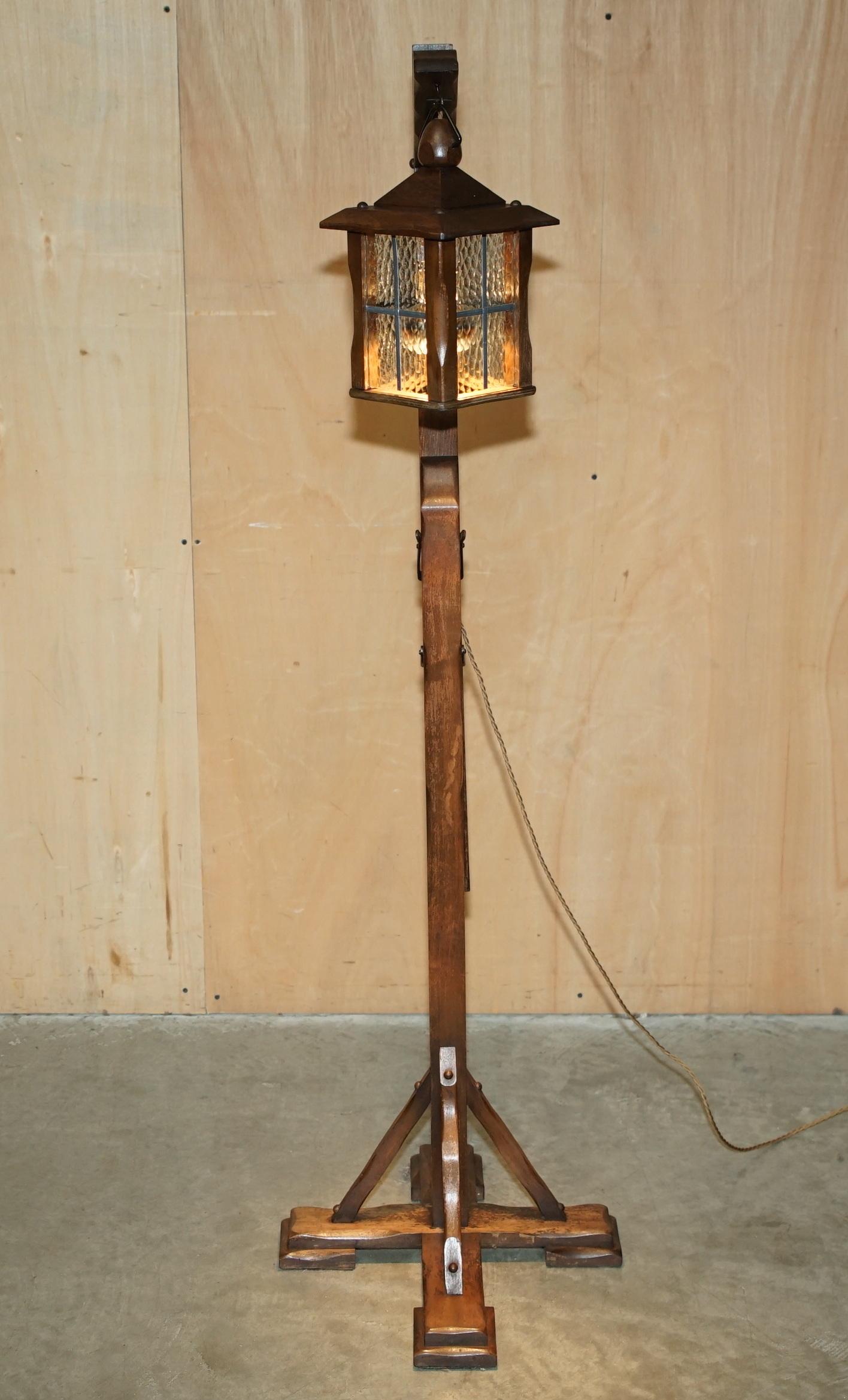 ANTIQUE CIRCA 1930's MISSION ARTS & CRAFTS CARVED OAK ADJUSTABLE FLOOR LAMP For Sale 2