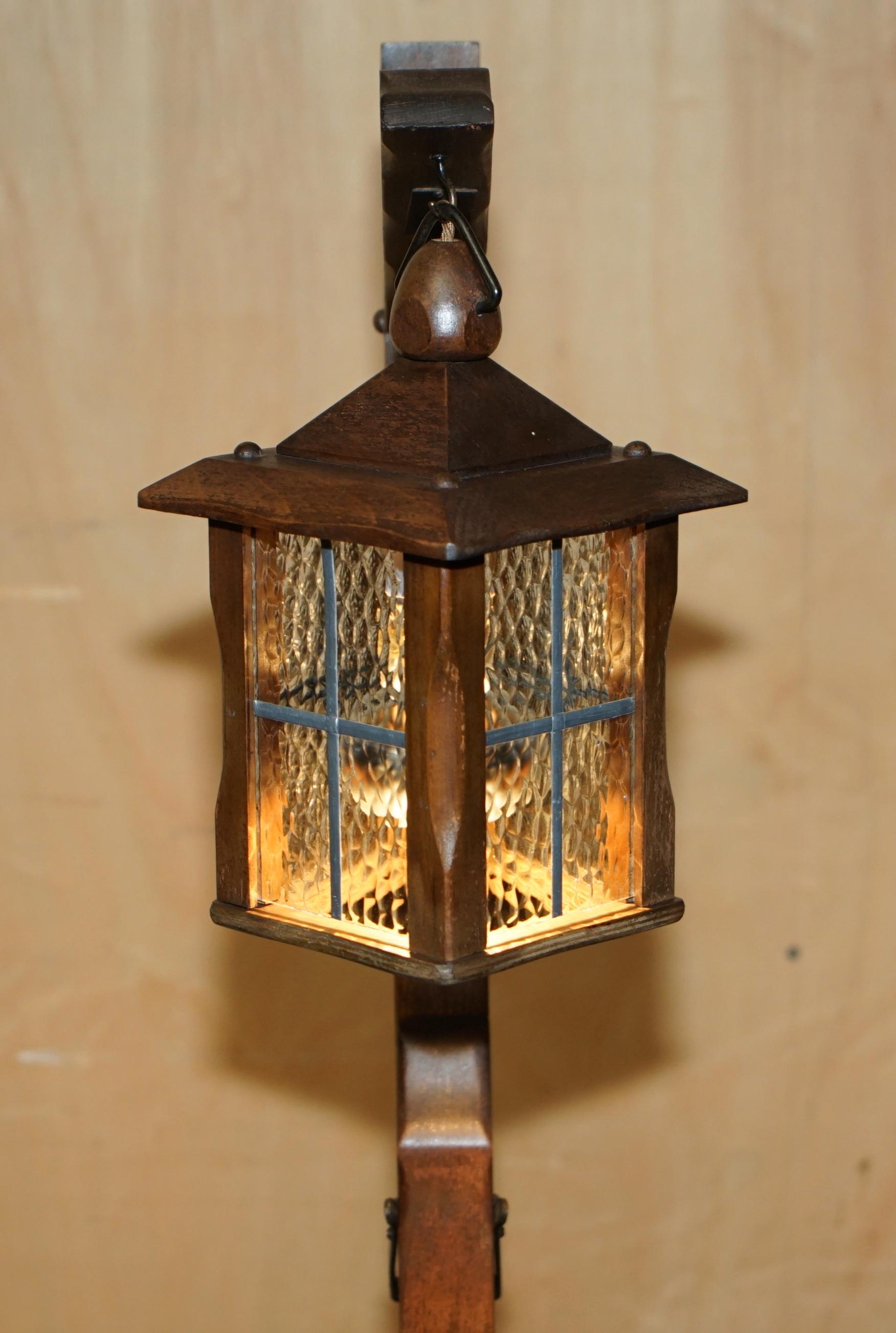 ANTIQUE CIRCA 1930's MISSION ARTS & CRAFTS CARVED OAK ADJUSTABLE FLOOR LAMP For Sale 3