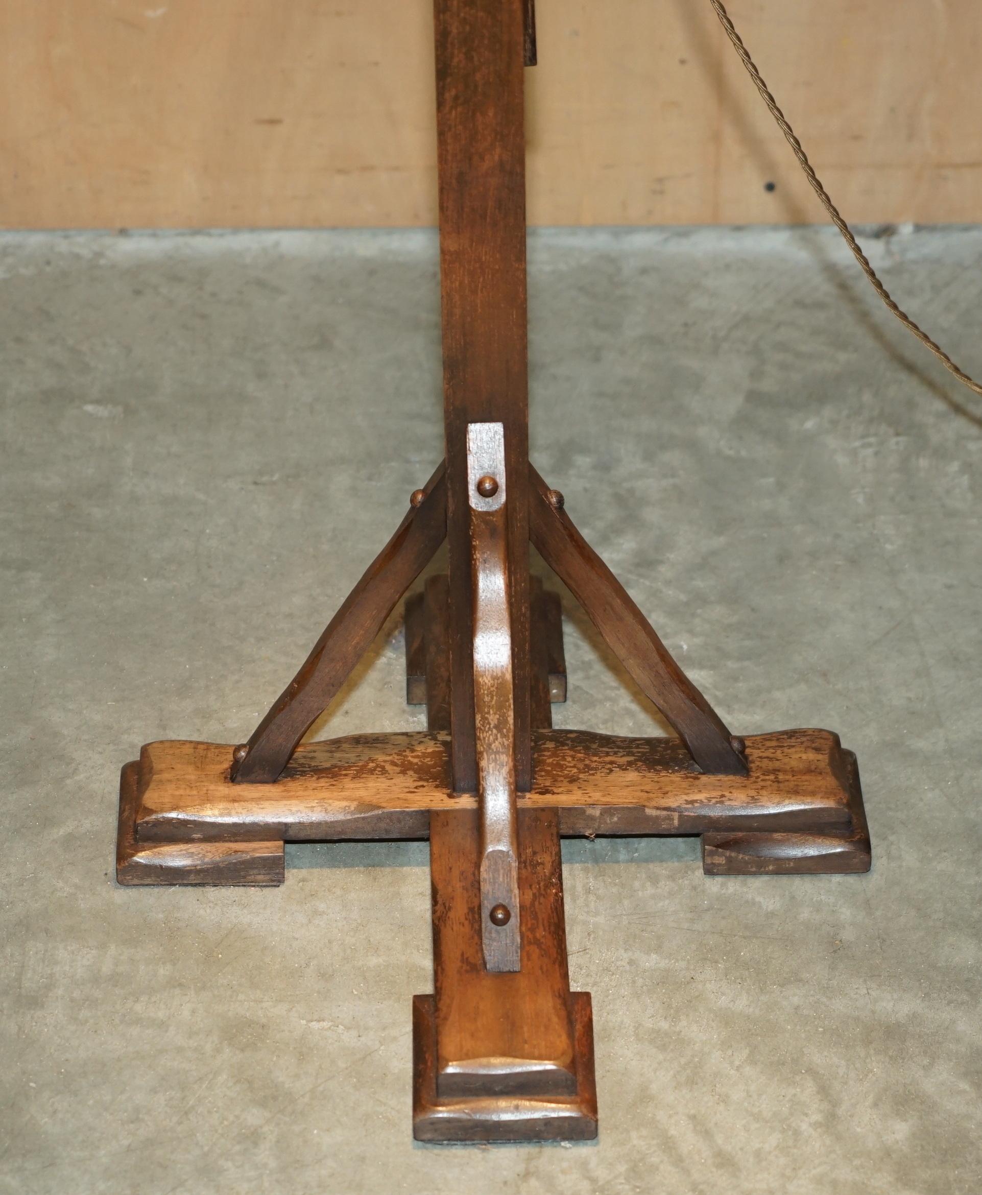 ANTIQUE CIRCA 1930's MISSION ARTS & CRAFTS CARVED OAK ADJUSTABLE FLOOR LAMP For Sale 4