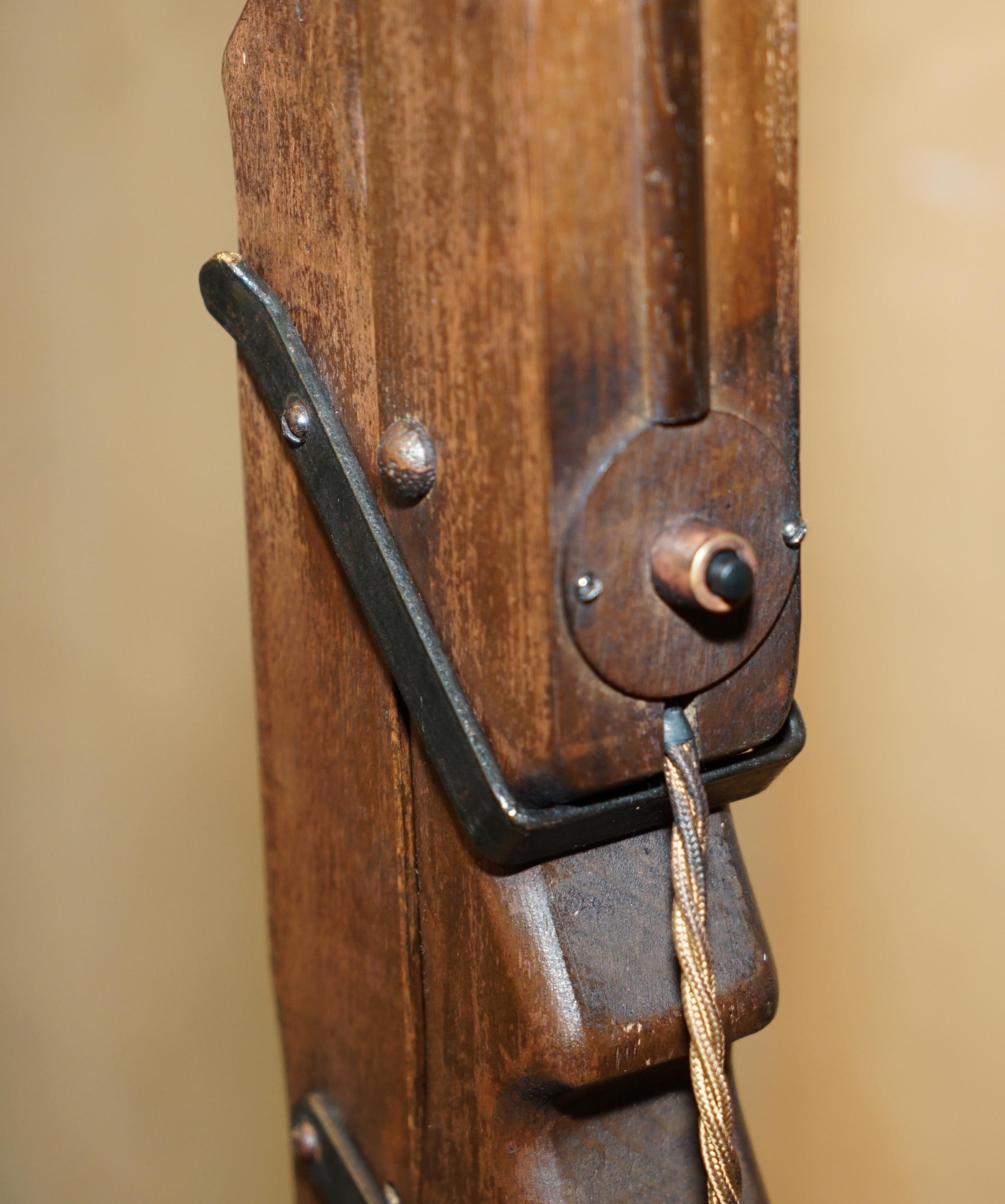 ANTIQUE CIRCA 1930's MISSION ARTS & CRAFTS CARVED OAK ADJUSTABLE FLOOR LAMP In Good Condition For Sale In West Sussex, Pulborough