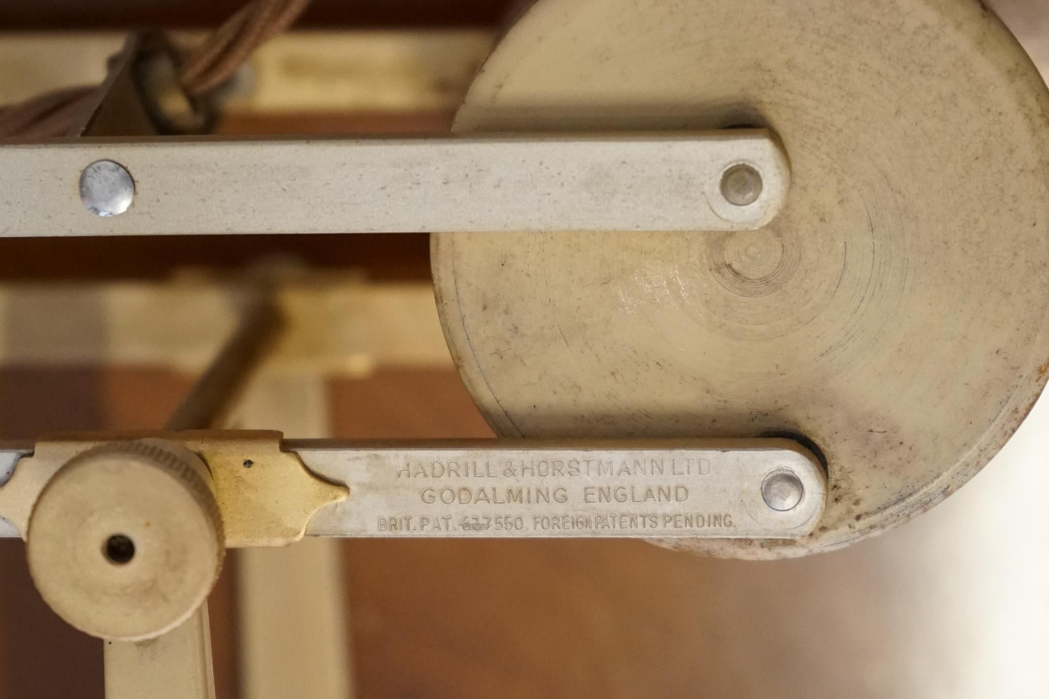 ANTIQUE CIRCA 1950 RECLAIMED HADRILL & HORSTMANN COUNTERPOiSE DESK LAMP siglo XX en venta