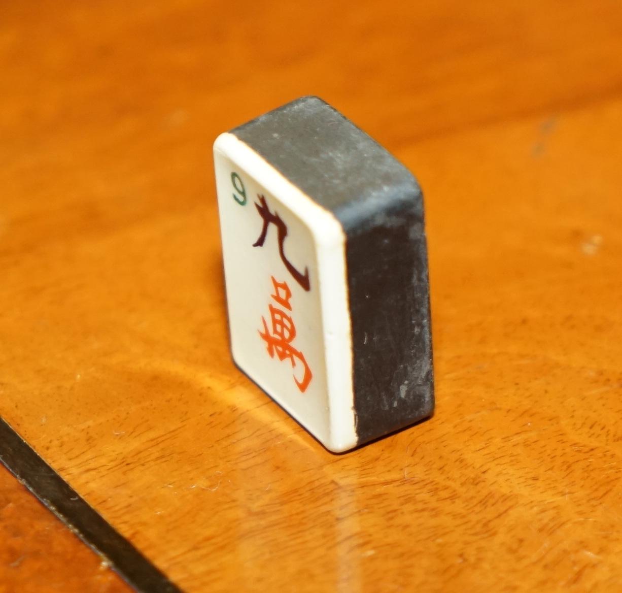 ANTICO SET DA MAHJONG IMPERIALE CINESE CIRCA 1950 CON RACCHETTE ORIGINALI in vendita 2