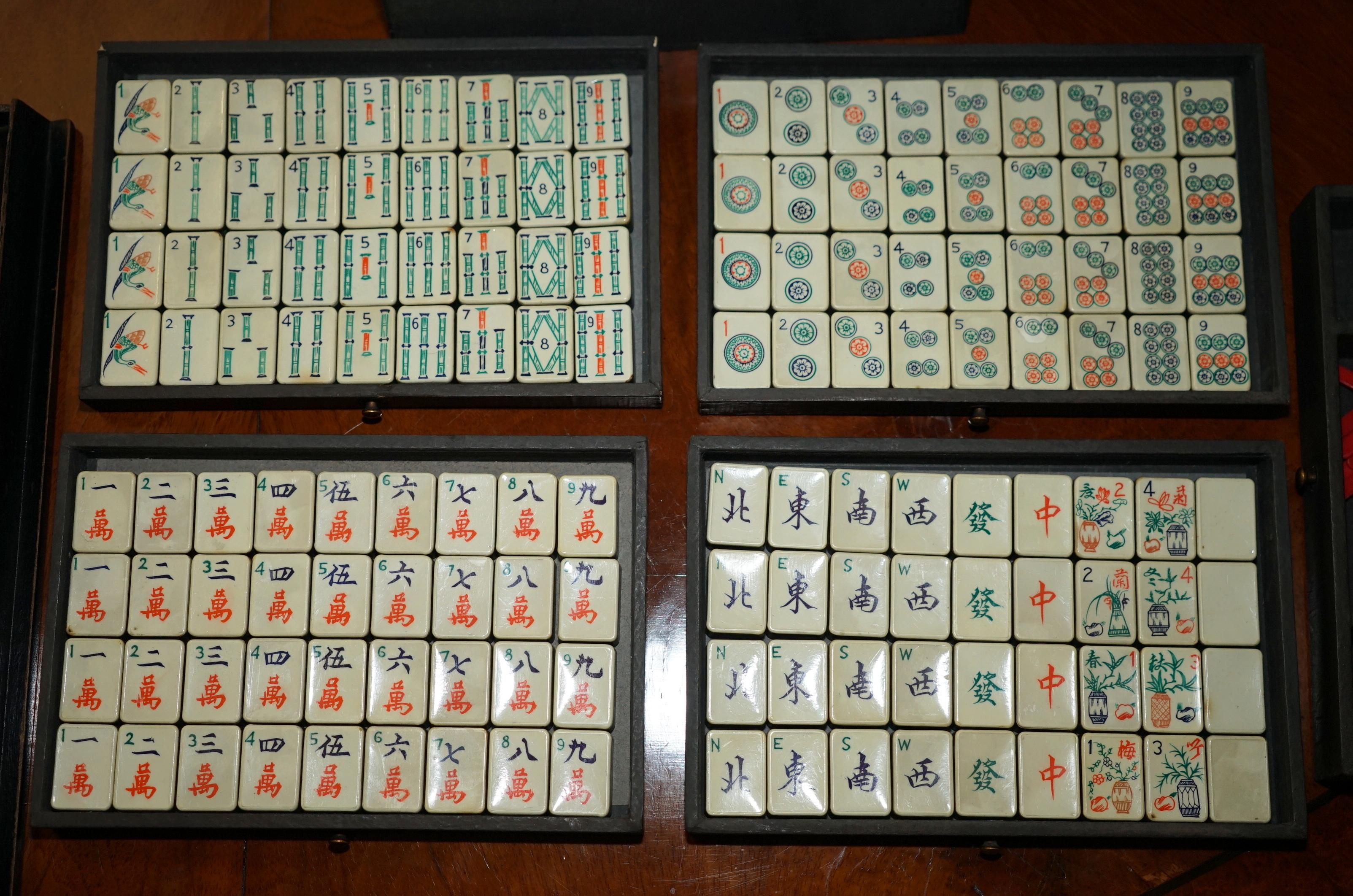 Esportazione cinese ANTICO SET DA MAHJONG IMPERIALE CINESE CIRCA 1950 CON RACCHETTE ORIGINALI in vendita