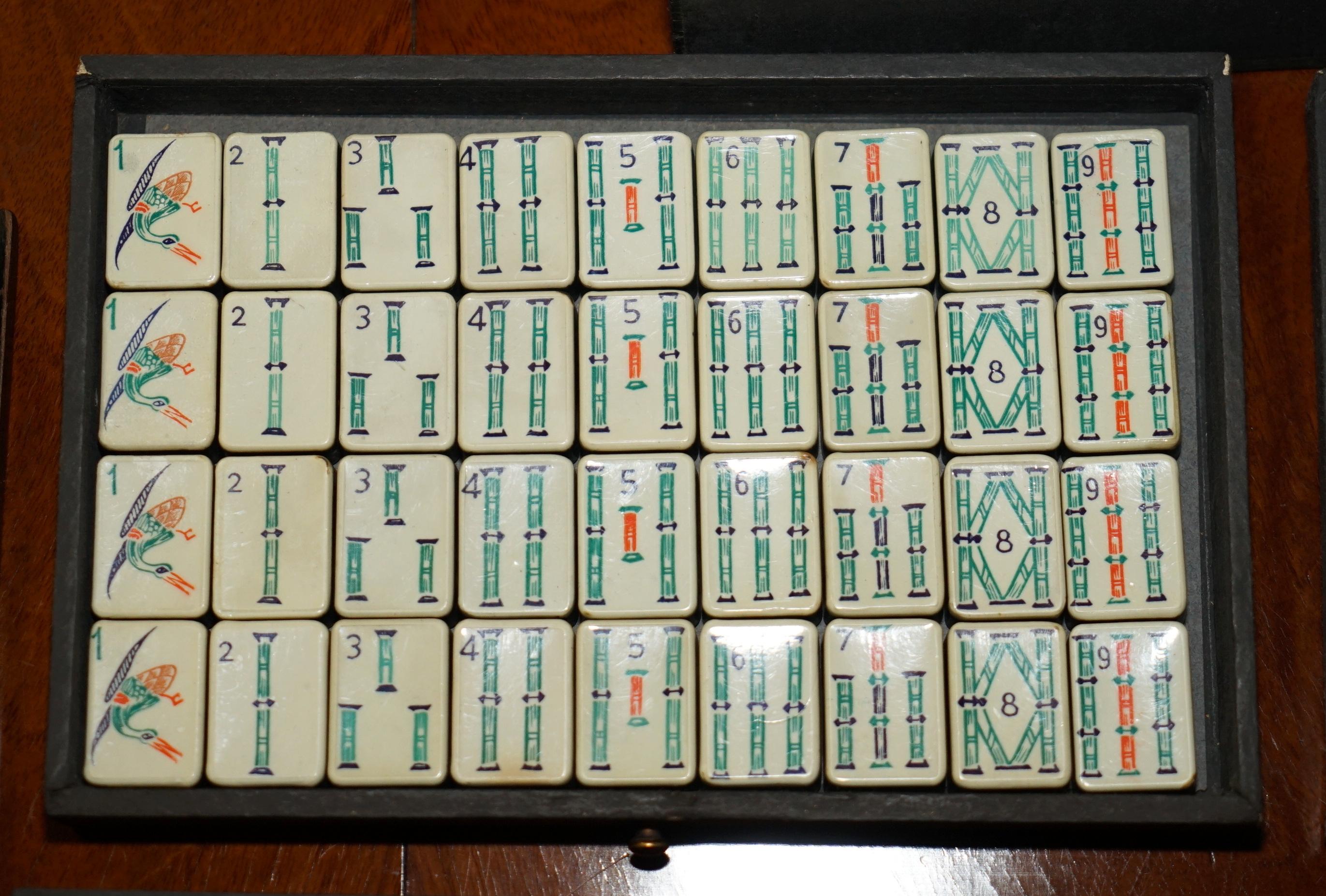 Cinese ANTICO SET DA MAHJONG IMPERIALE CINESE CIRCA 1950 CON RACCHETTE ORIGINALI in vendita