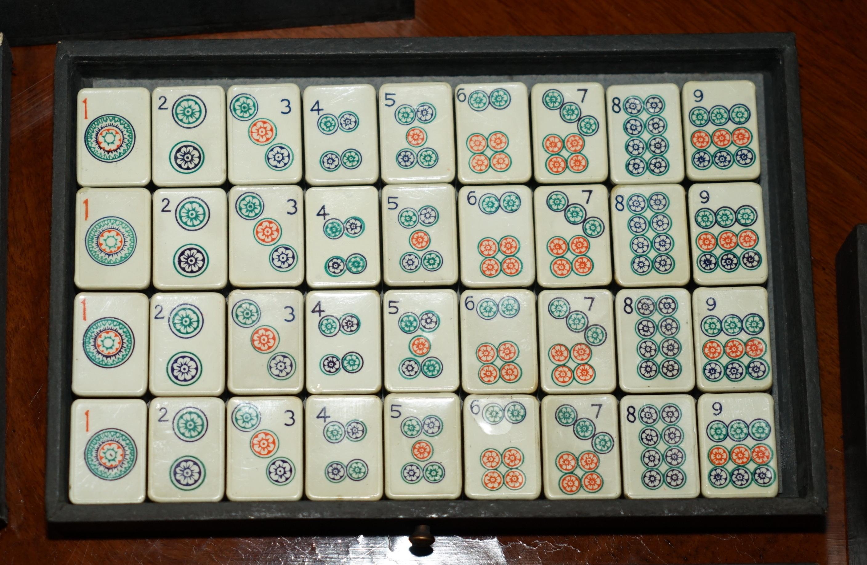 Fatto a mano ANTICO SET DA MAHJONG IMPERIALE CINESE CIRCA 1950 CON RACCHETTE ORIGINALI in vendita