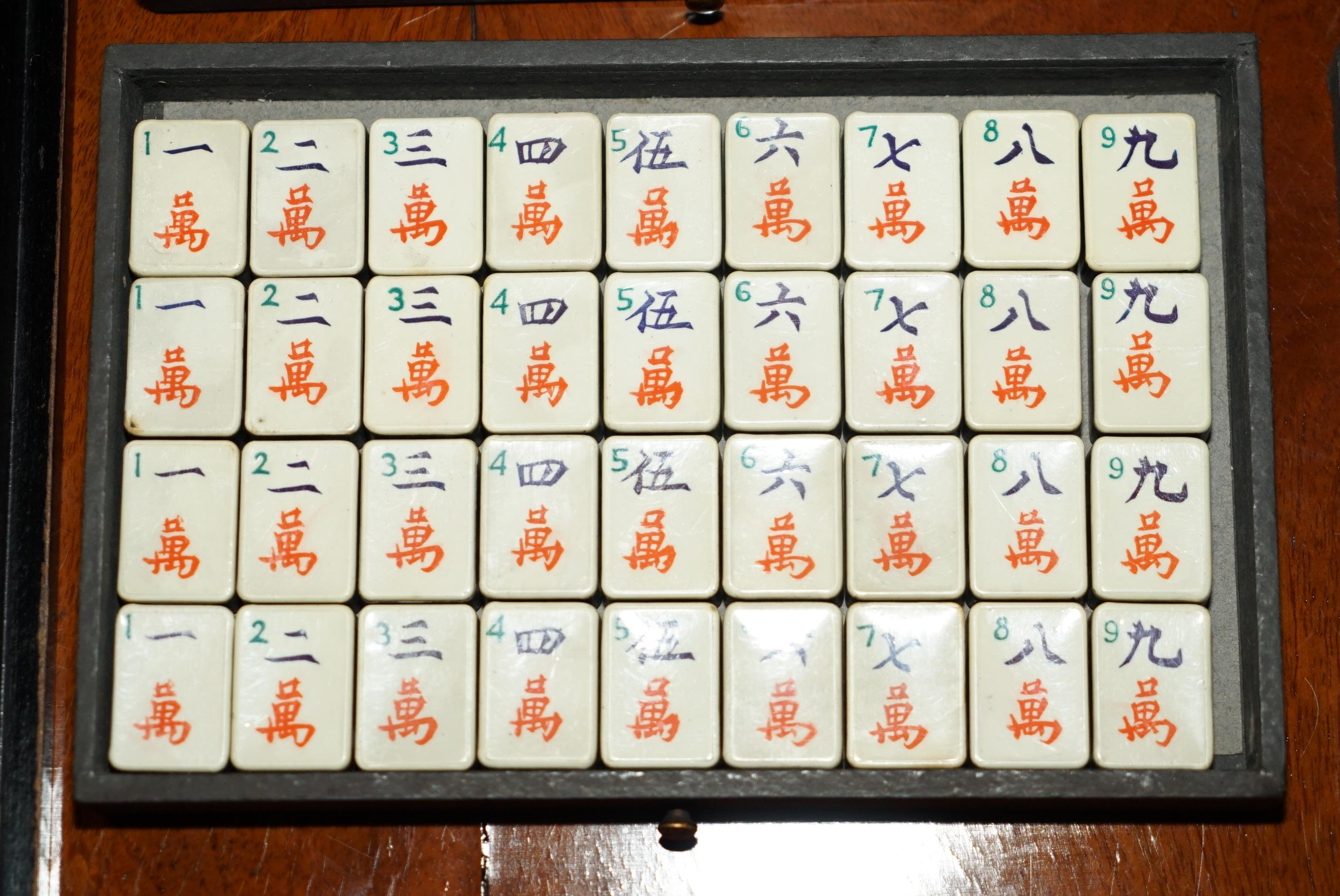 ANTICO SET DA MAHJONG IMPERIALE CINESE CIRCA 1950 CON RACCHETTE ORIGINALI In condizioni buone in vendita a West Sussex, Pulborough