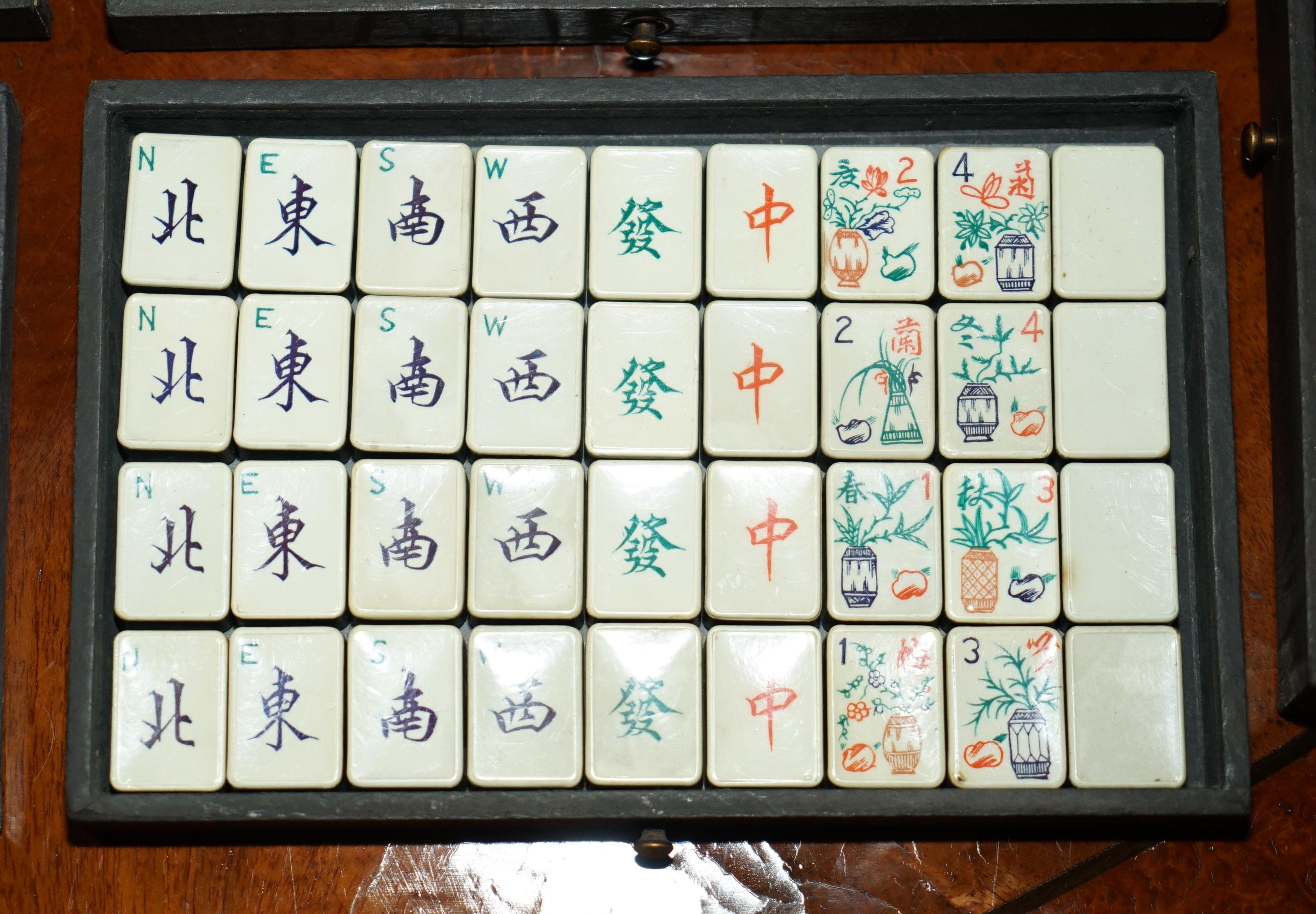 Metà XX secolo ANTICO SET DA MAHJONG IMPERIALE CINESE CIRCA 1950 CON RACCHETTE ORIGINALI in vendita