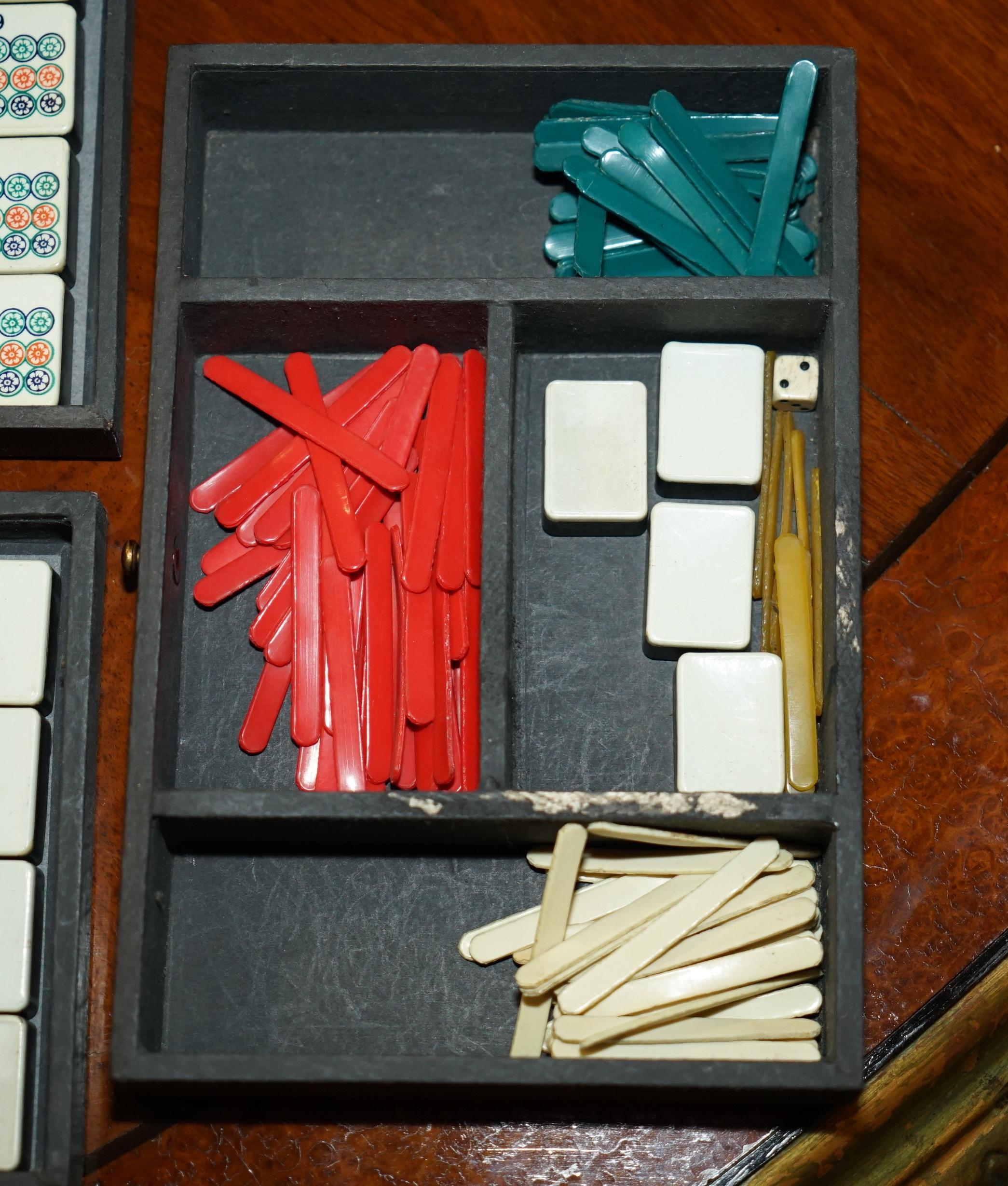 Bambù ANTICO SET DA MAHJONG IMPERIALE CINESE CIRCA 1950 CON RACCHETTE ORIGINALI in vendita