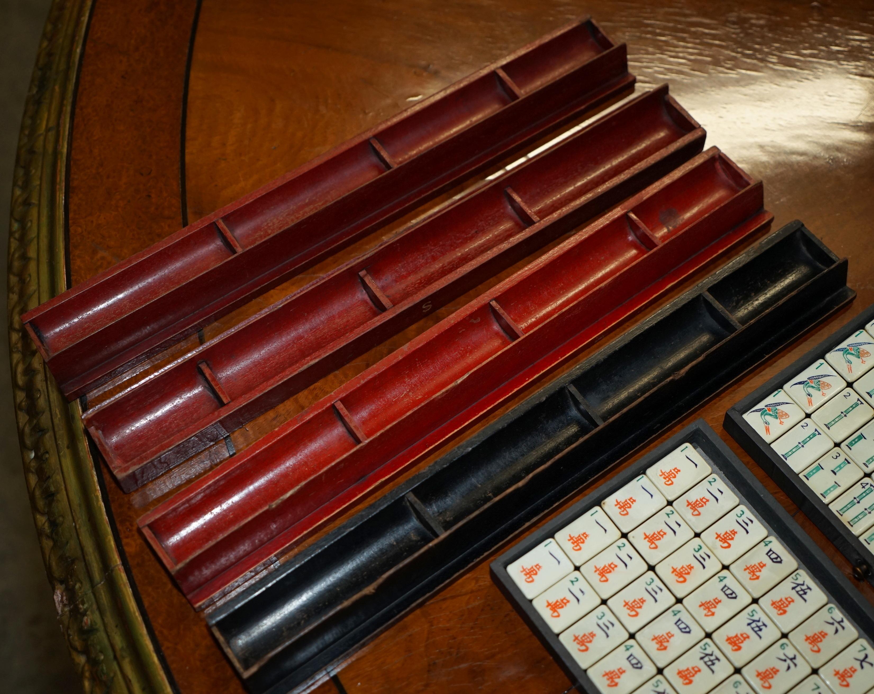 ANTICO SET DA MAHJONG IMPERIALE CINESE CIRCA 1950 CON RACCHETTE ORIGINALI in vendita 1