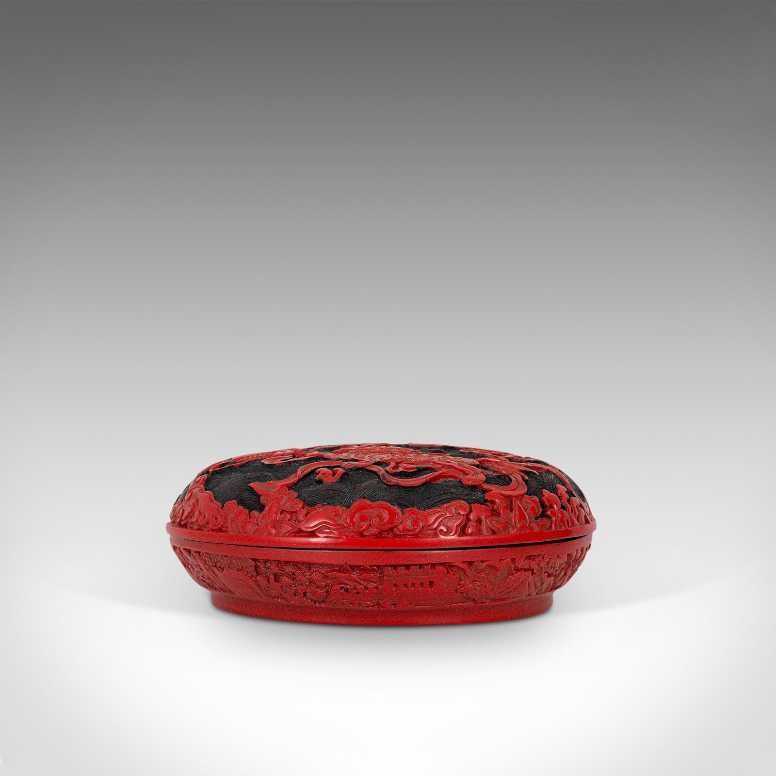 This is an antique circular box. A Chinese, carved cinnabar lacquer decorative lidded tray, dating to the late Qing dynasty, circa 1900.

Superb example of the Chinese decorative arts
Displays a desirable aged patina - in very good