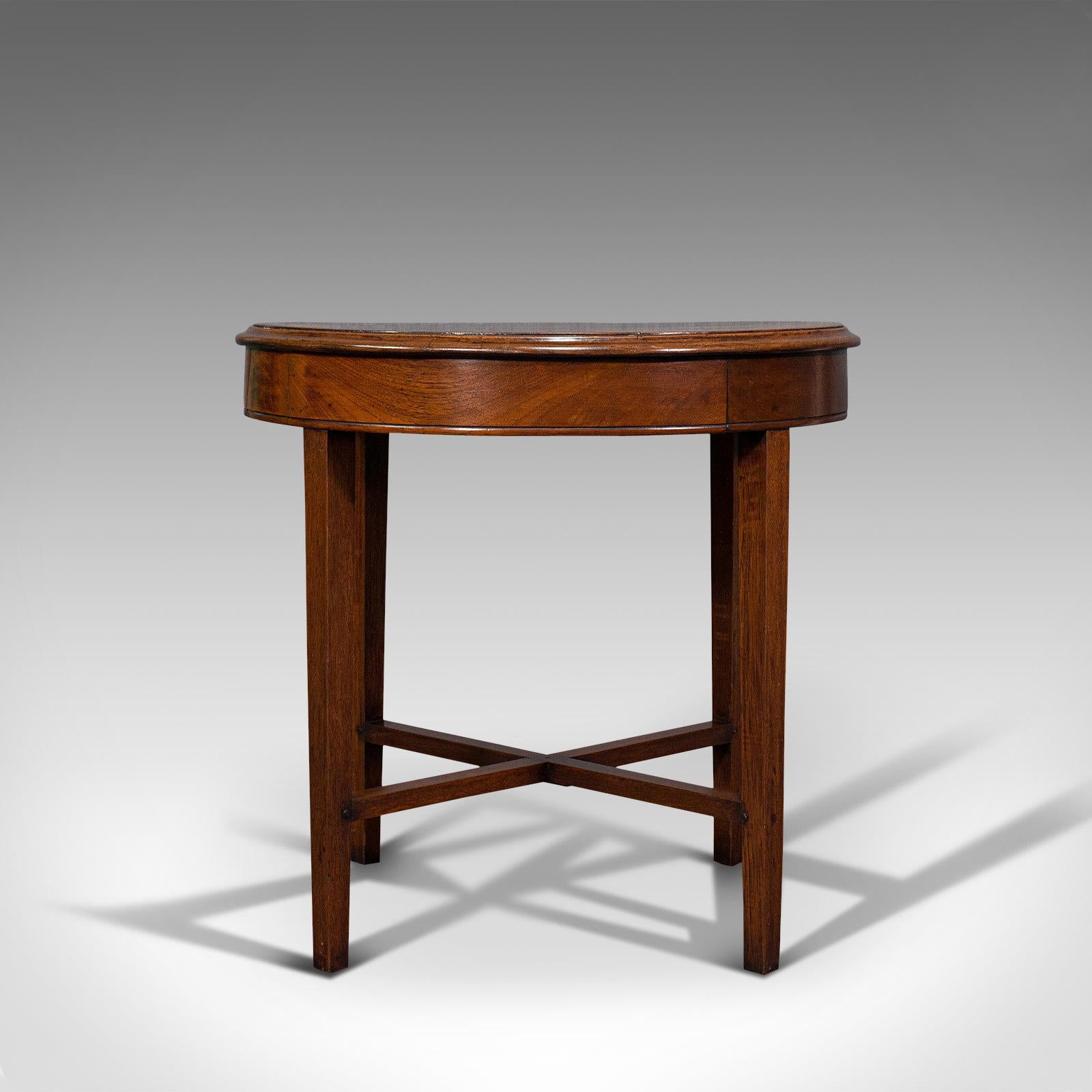 This is an antique circular coffee table. An English, oak lamp or side table, dating to the Victorian period, circa 1880.

Appealing drum-shape profile
Displaying a desirable aged patina
Select oak shows fine grain interest
Rich caramel hues