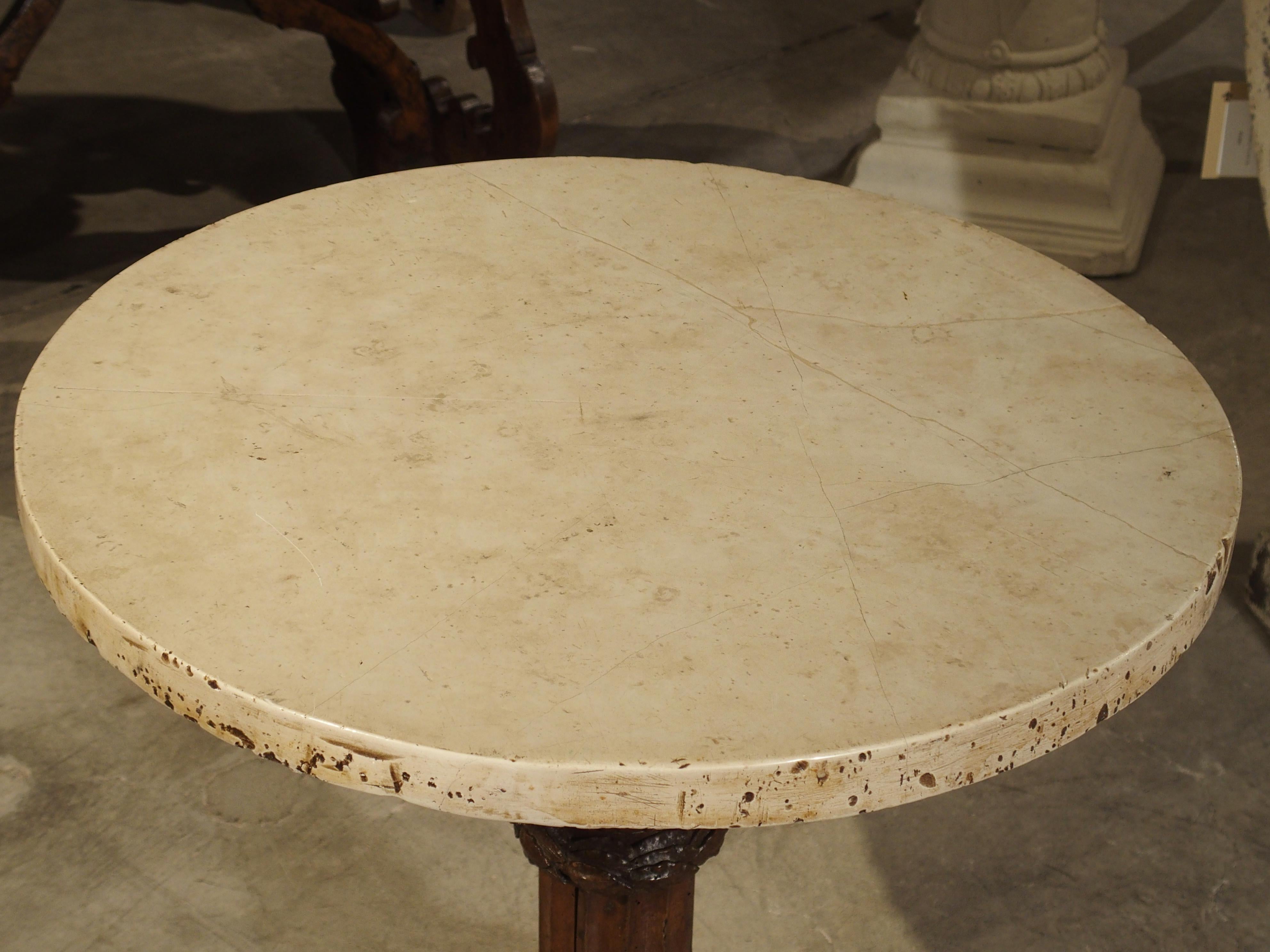 Antiker kreisförmiger genossischer Tisch aus geschnitztem Holz und Marmor, um 1820 im Angebot 5