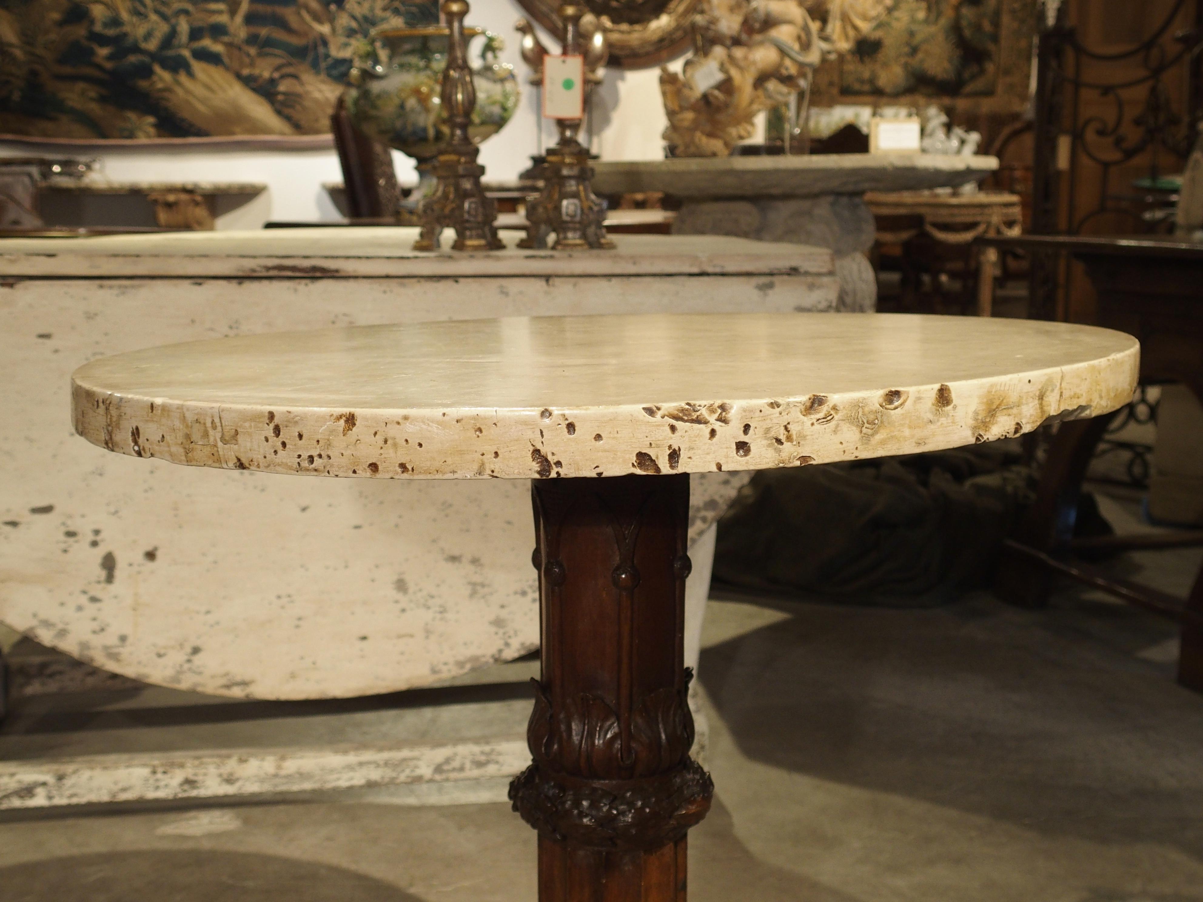 Antiker kreisförmiger genossischer Tisch aus geschnitztem Holz und Marmor, um 1820 (Italienisch) im Angebot