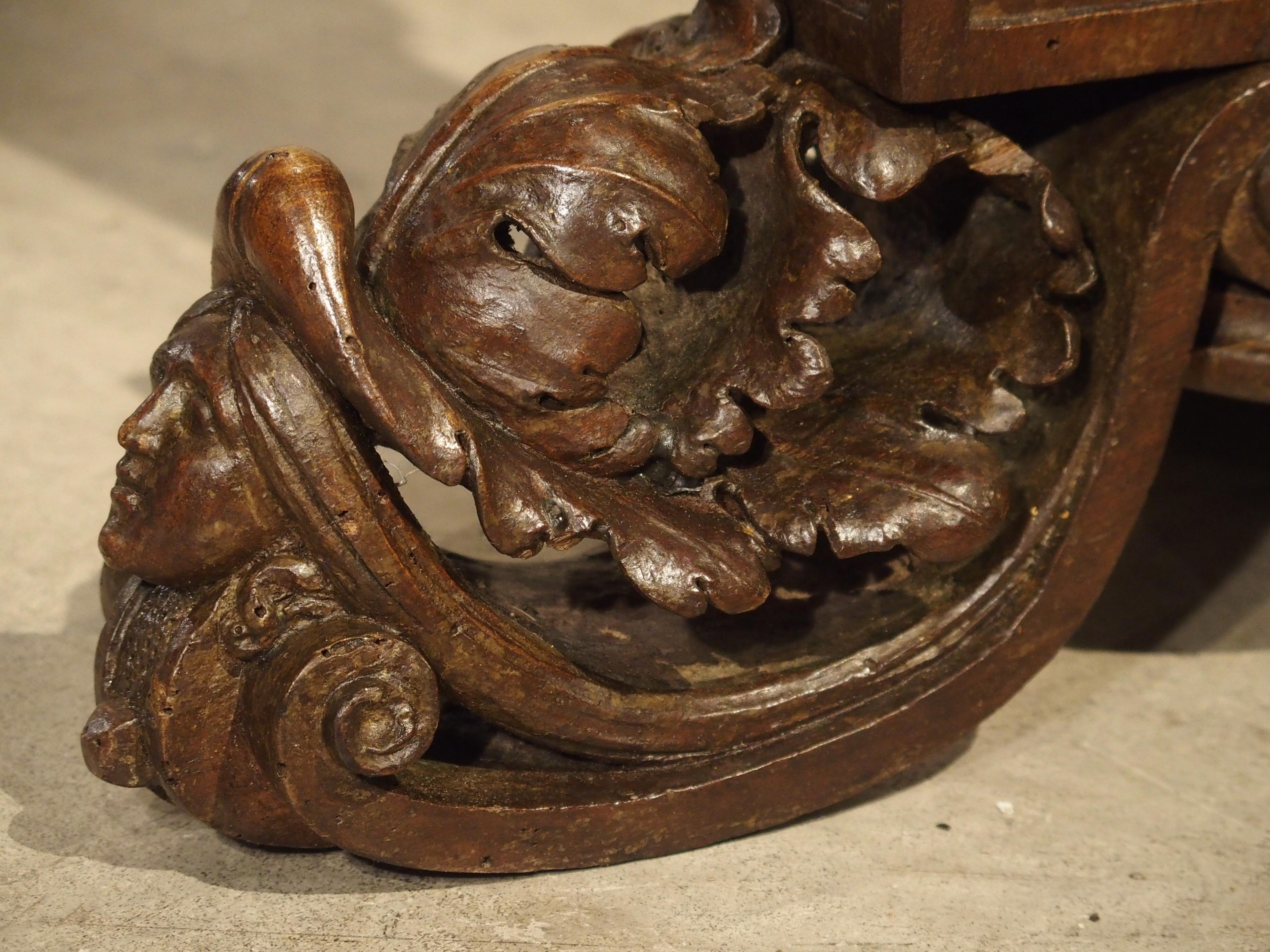 Antiker kreisförmiger genossischer Tisch aus geschnitztem Holz und Marmor, um 1820 (Handgeschnitzt) im Angebot