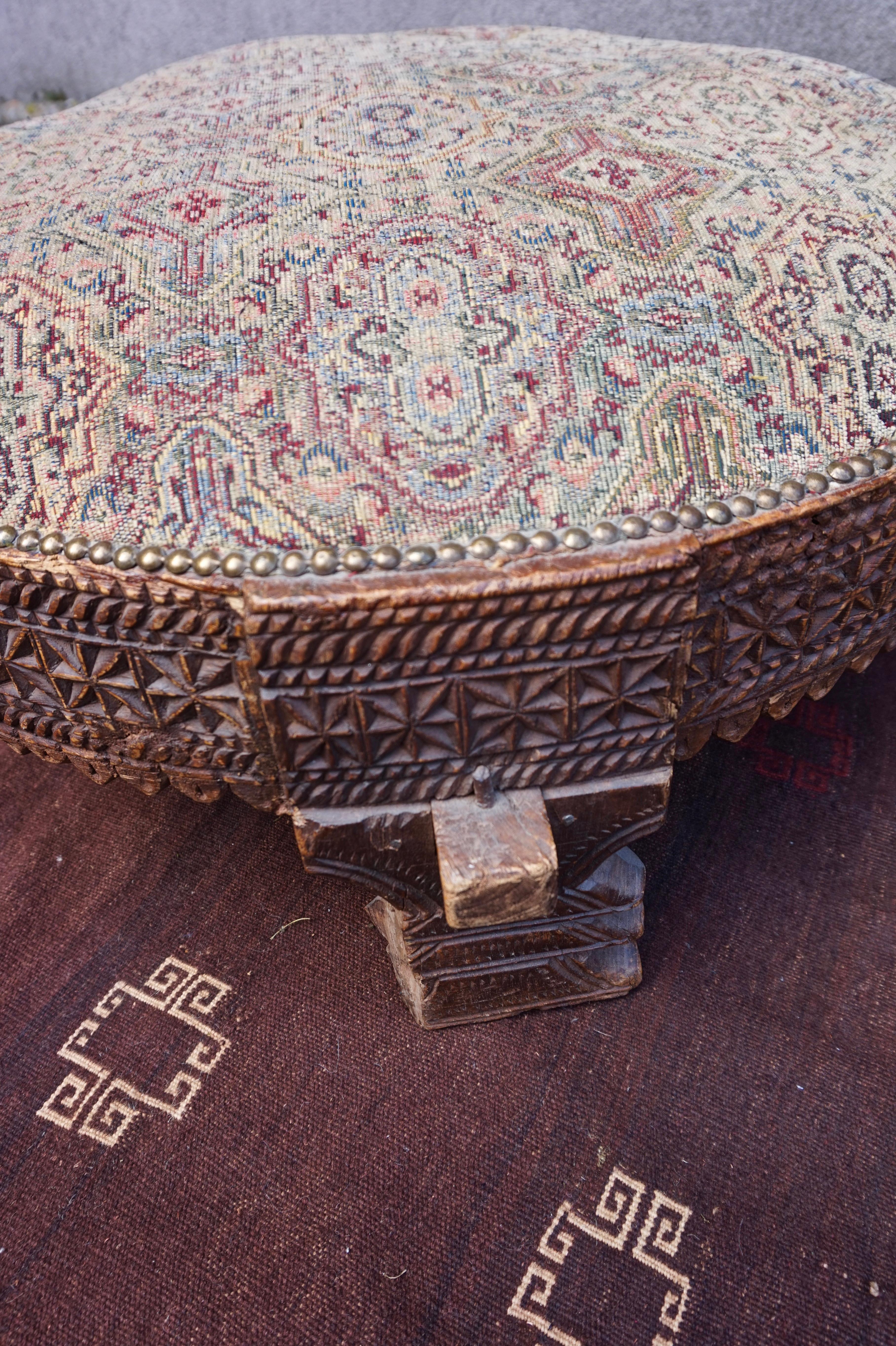 Siège ottoman circulaire ancien en bois de padouk indonésien sculpté à la main en vente 3