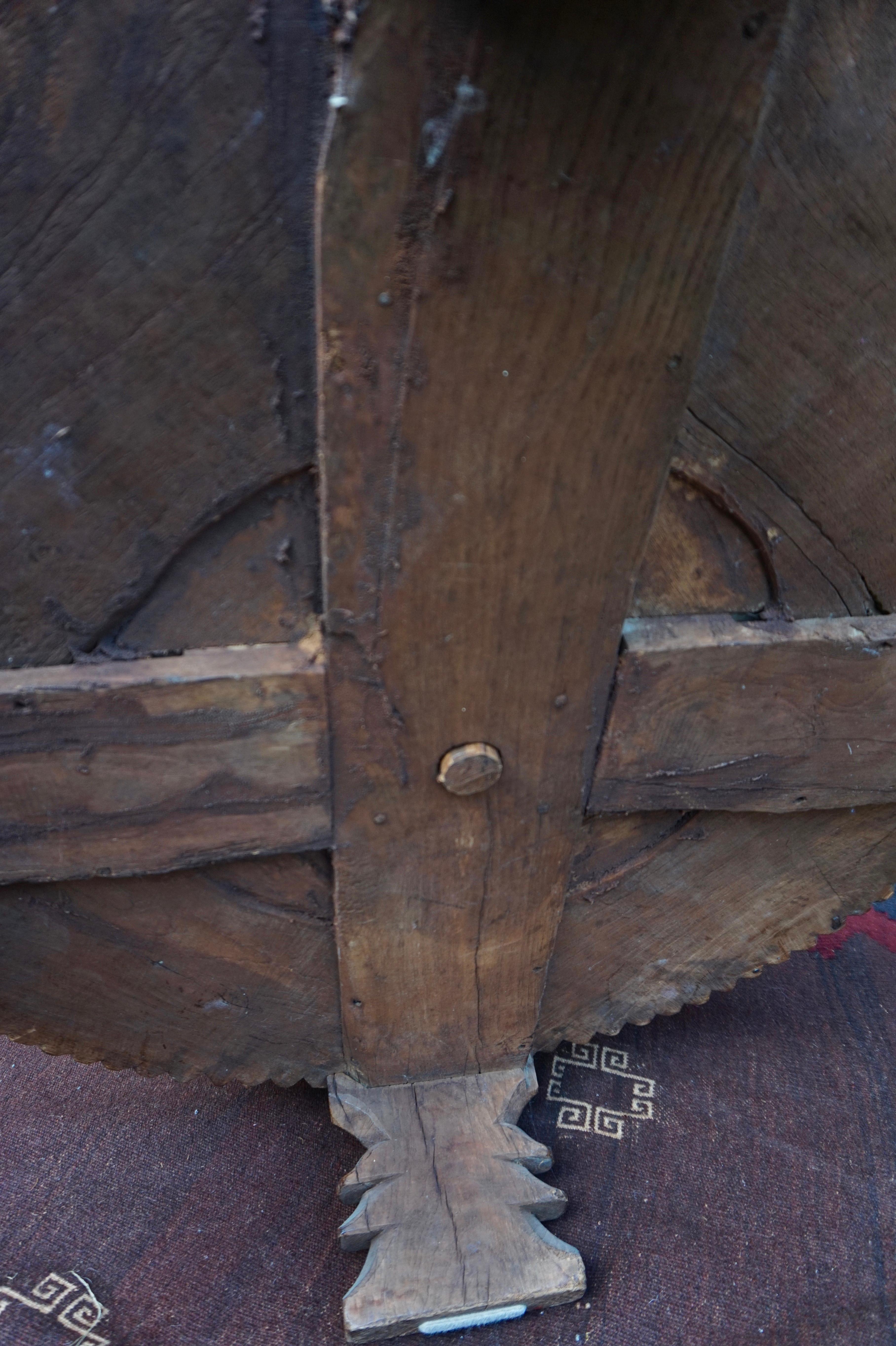 Siège ottoman circulaire ancien en bois de padouk indonésien sculpté à la main en vente 5