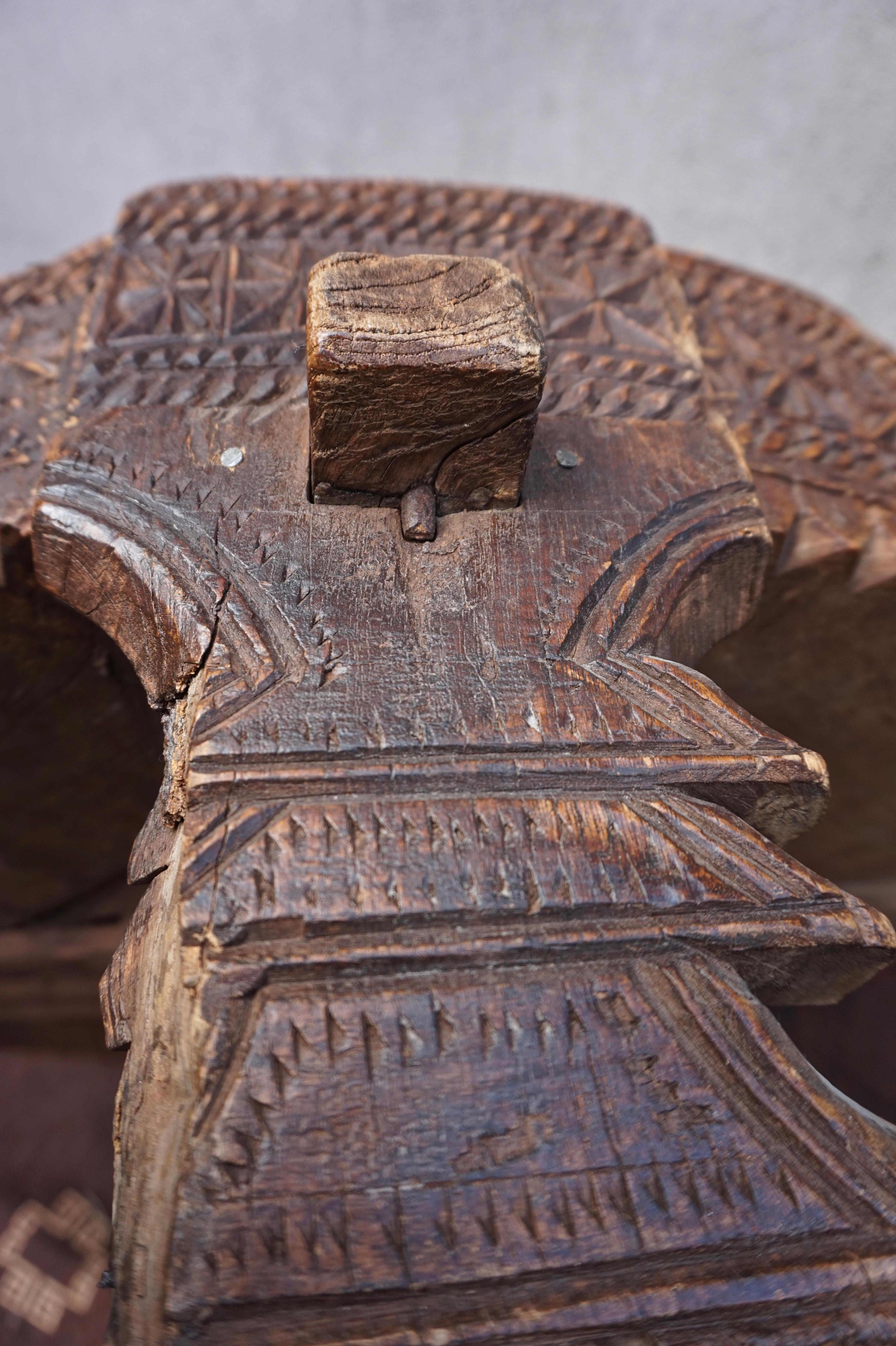 Siège ottoman circulaire ancien en bois de padouk indonésien sculpté à la main en vente 6