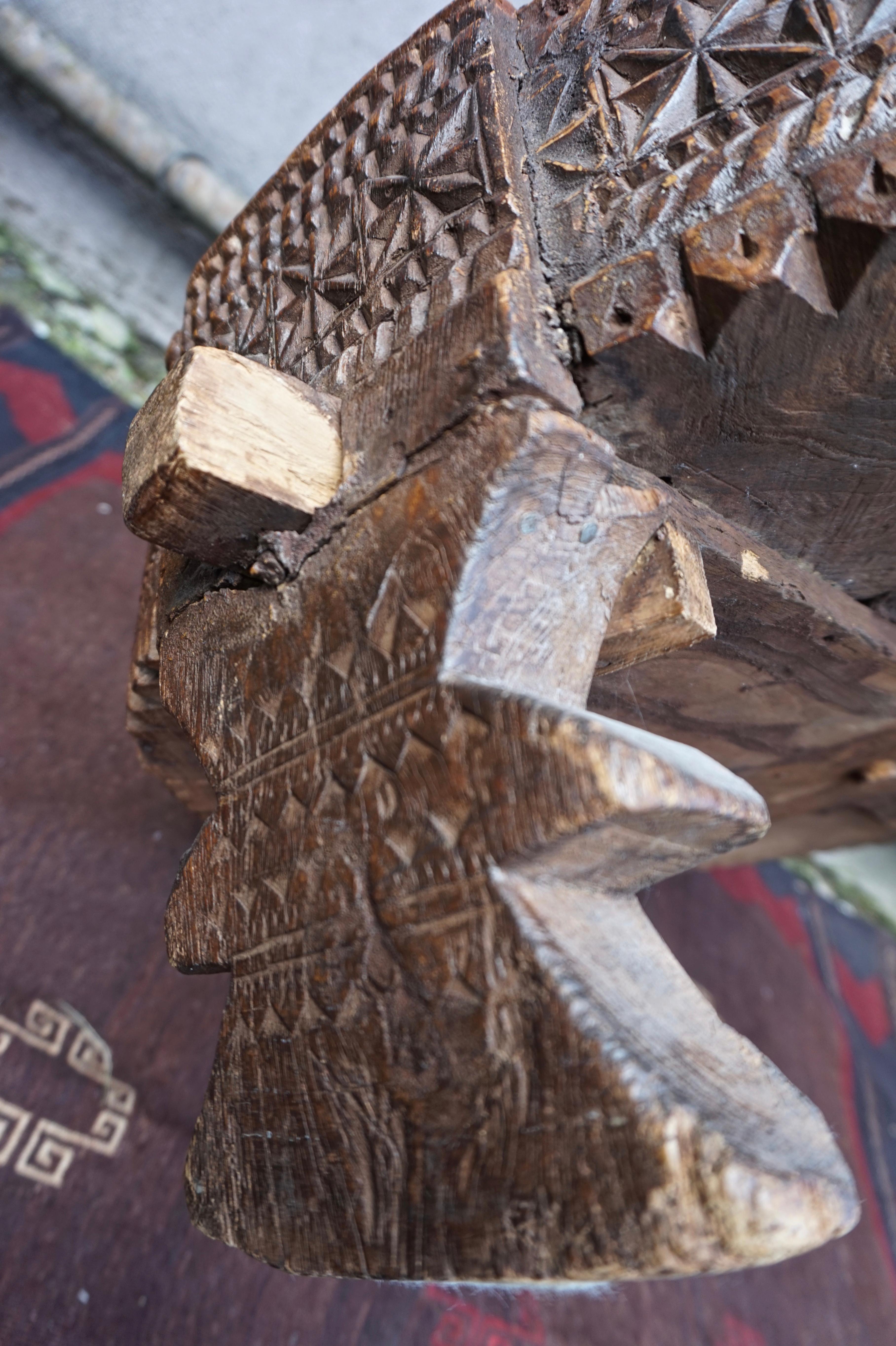 Siège ottoman circulaire ancien en bois de padouk indonésien sculpté à la main en vente 7