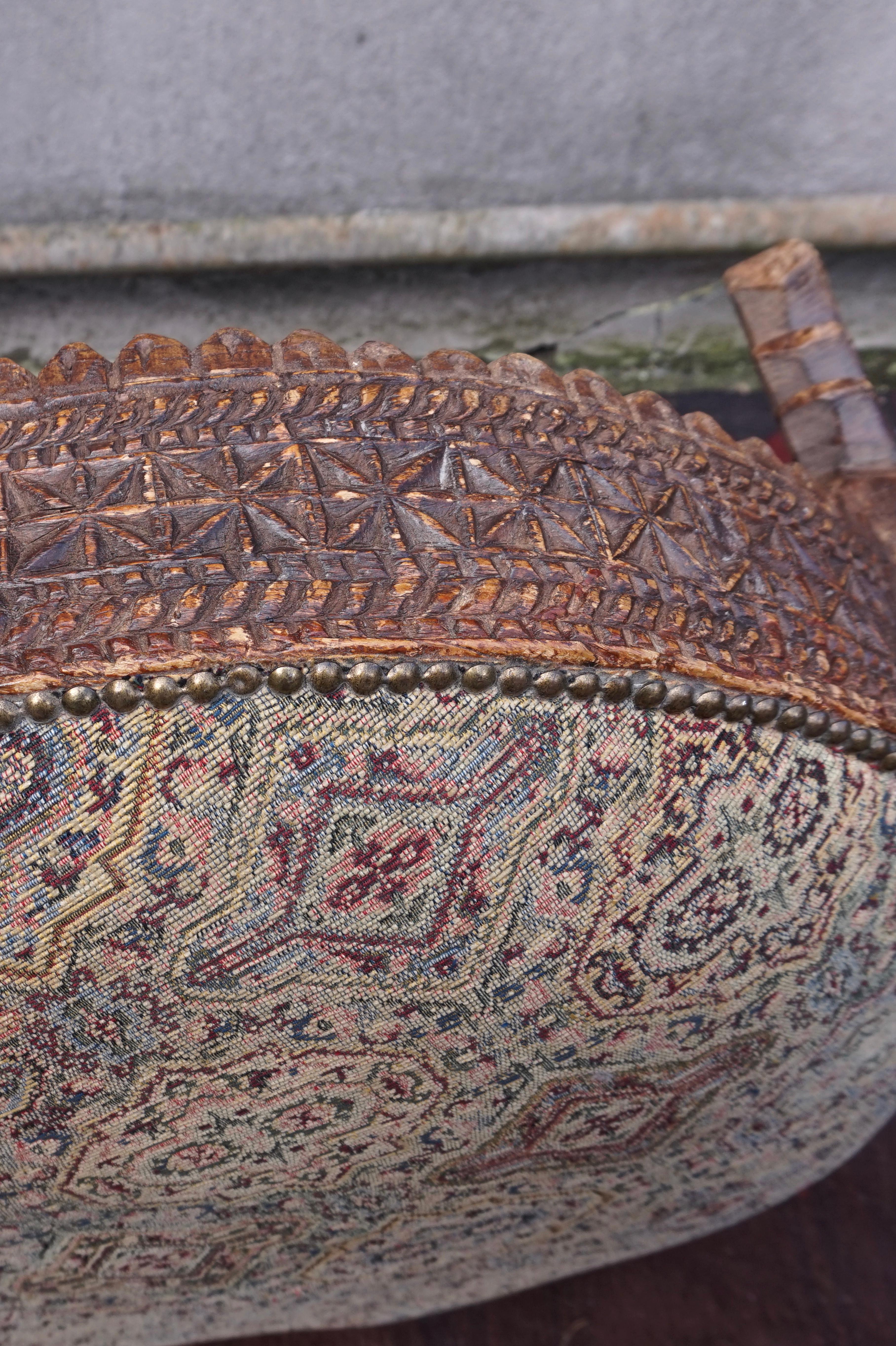 Siège ottoman circulaire ancien en bois de padouk indonésien sculpté à la main en vente 8