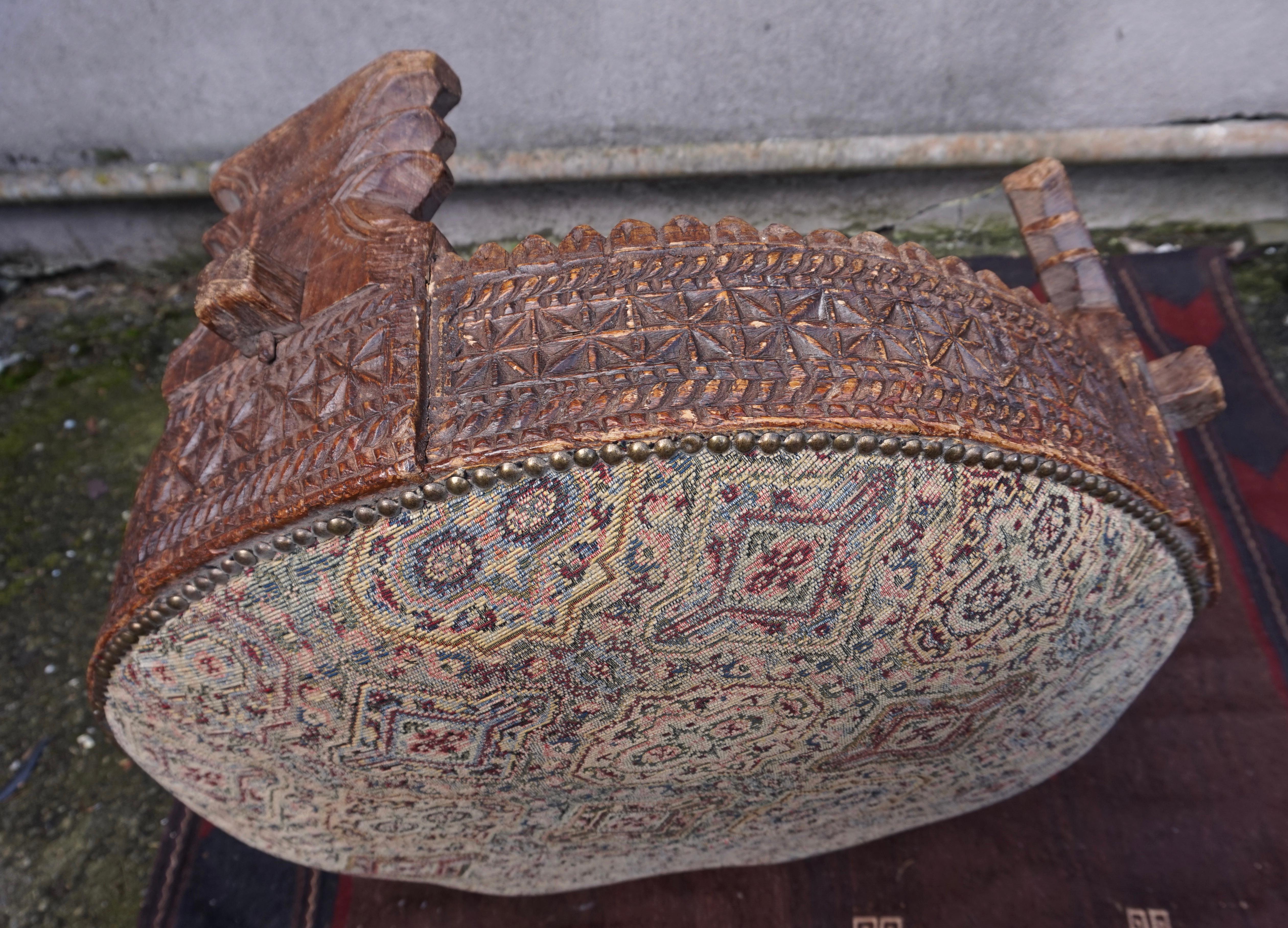 Siège ottoman circulaire ancien en bois de padouk indonésien sculpté à la main en vente 9