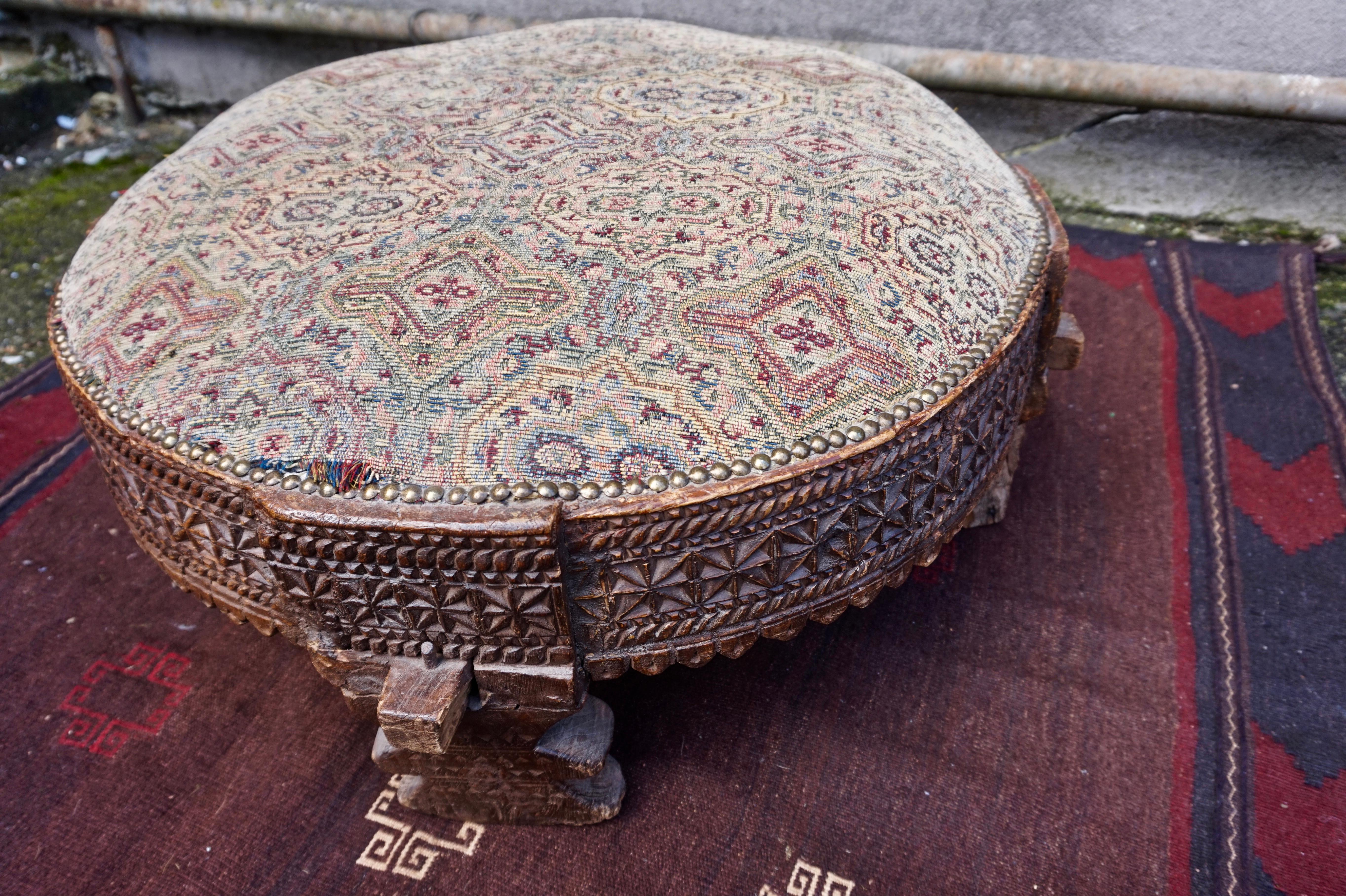 Padouk Siège ottoman circulaire ancien en bois de padouk indonésien sculpté à la main en vente
