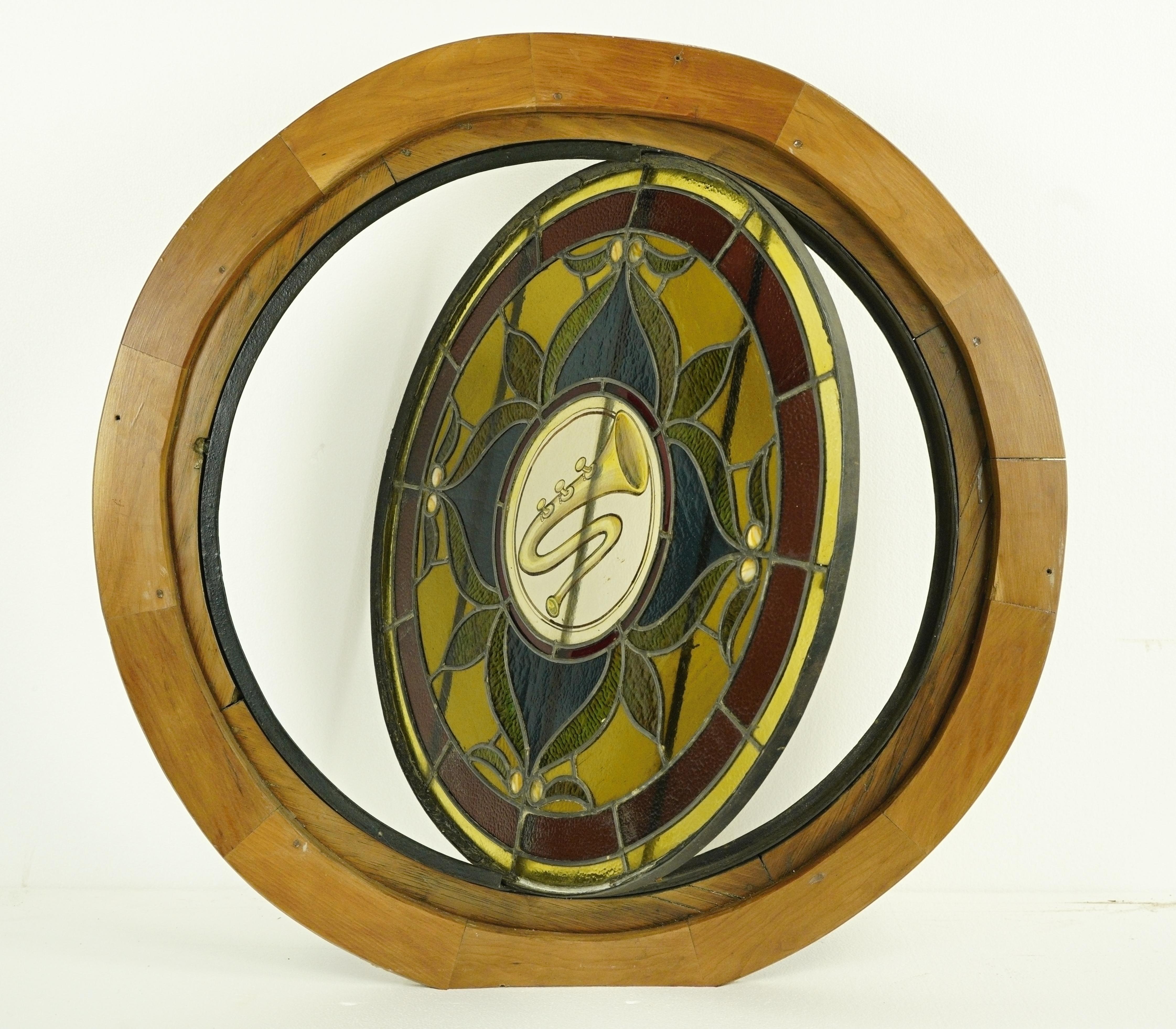 Antique vitrail circulaire au plomb avec Horn Bon état à New York, NY