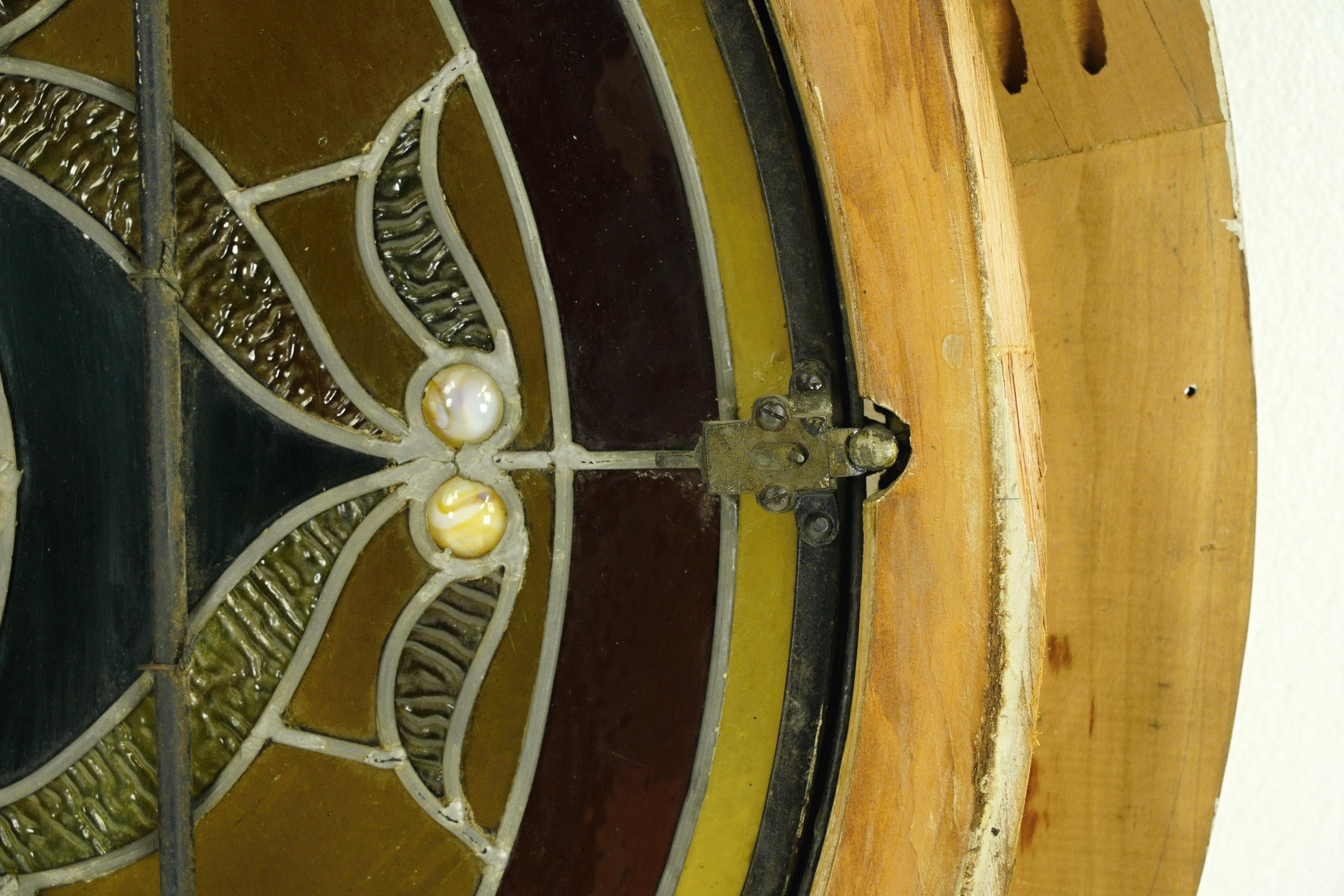 Acier Antique vitrail circulaire au plomb avec Horn