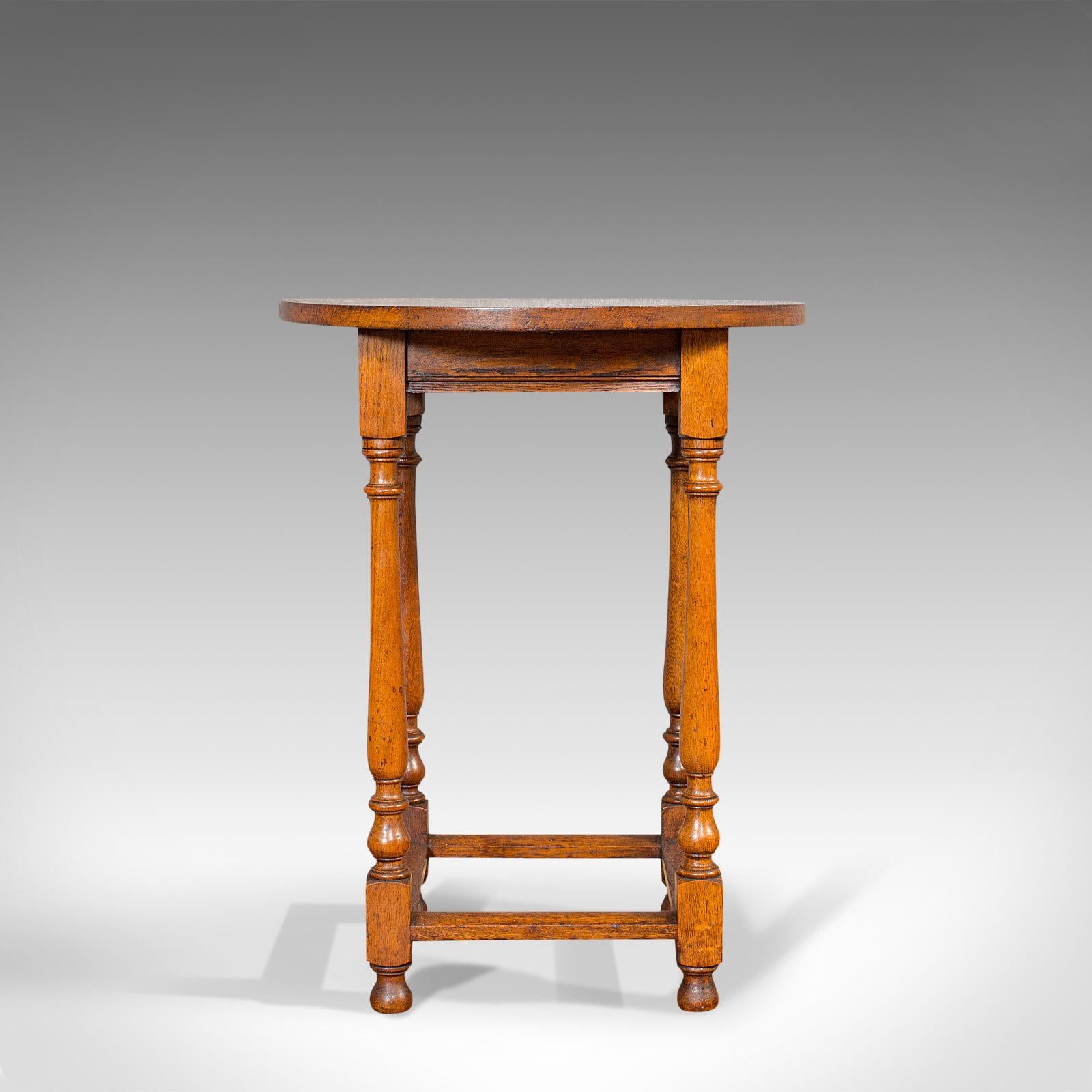 This is an antique circular occasional table. An English, oak side or lamp table, dating to the Edwardian period, circa 1910.

Appealing, circular side table
Displays a desirable aged patina
Select oak shows fine grain interest
Rich caramel