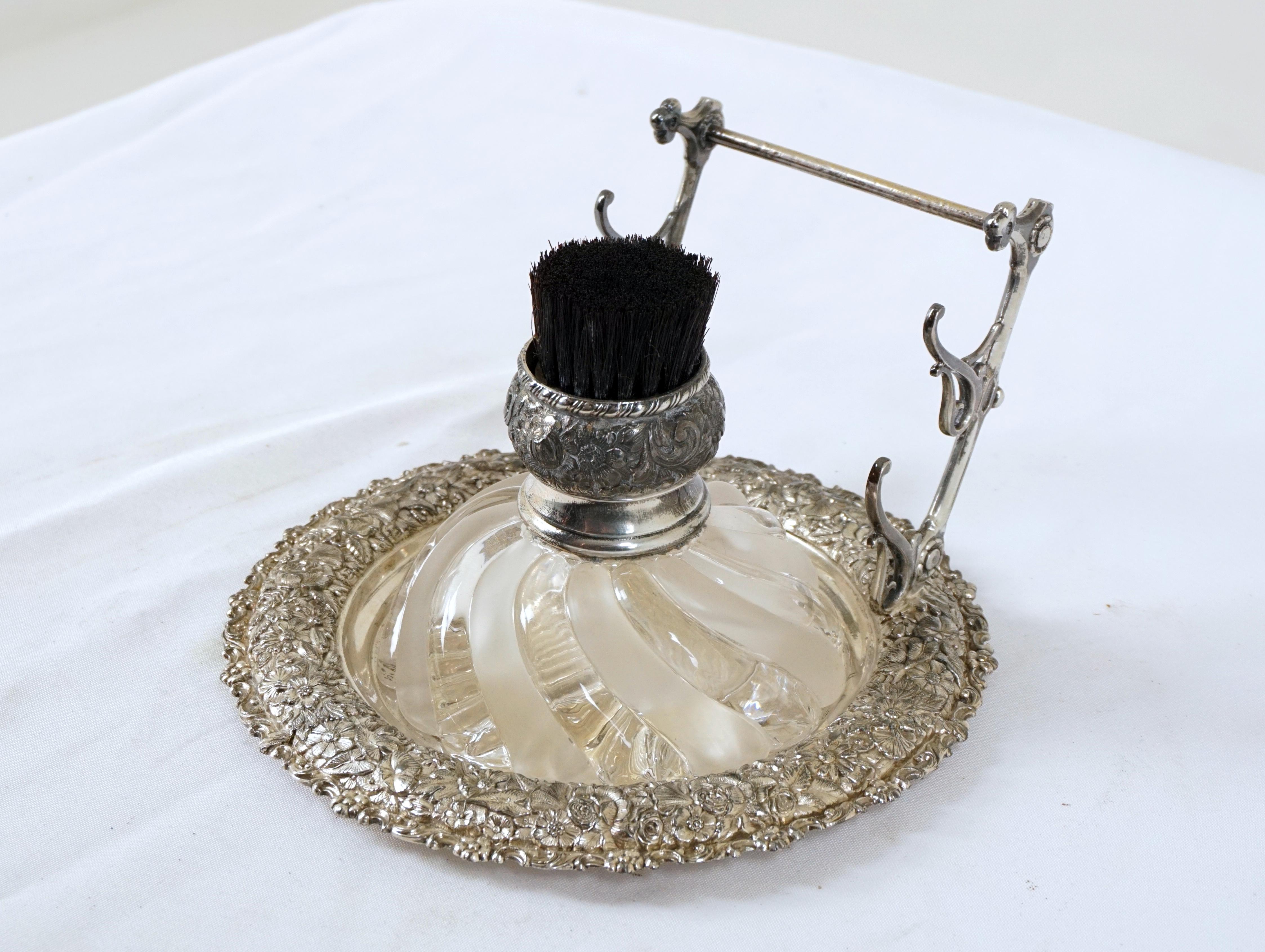 Antique circular silver plated inkwell, Simpson Hall Miller Co, Scotland 1910, H551

Scotland 1910
Silver plate and glass
Shaped pen rest to the back
Embossed lid with brush top 
Shaped inkwell with chipped liner
Sitting in circular base with