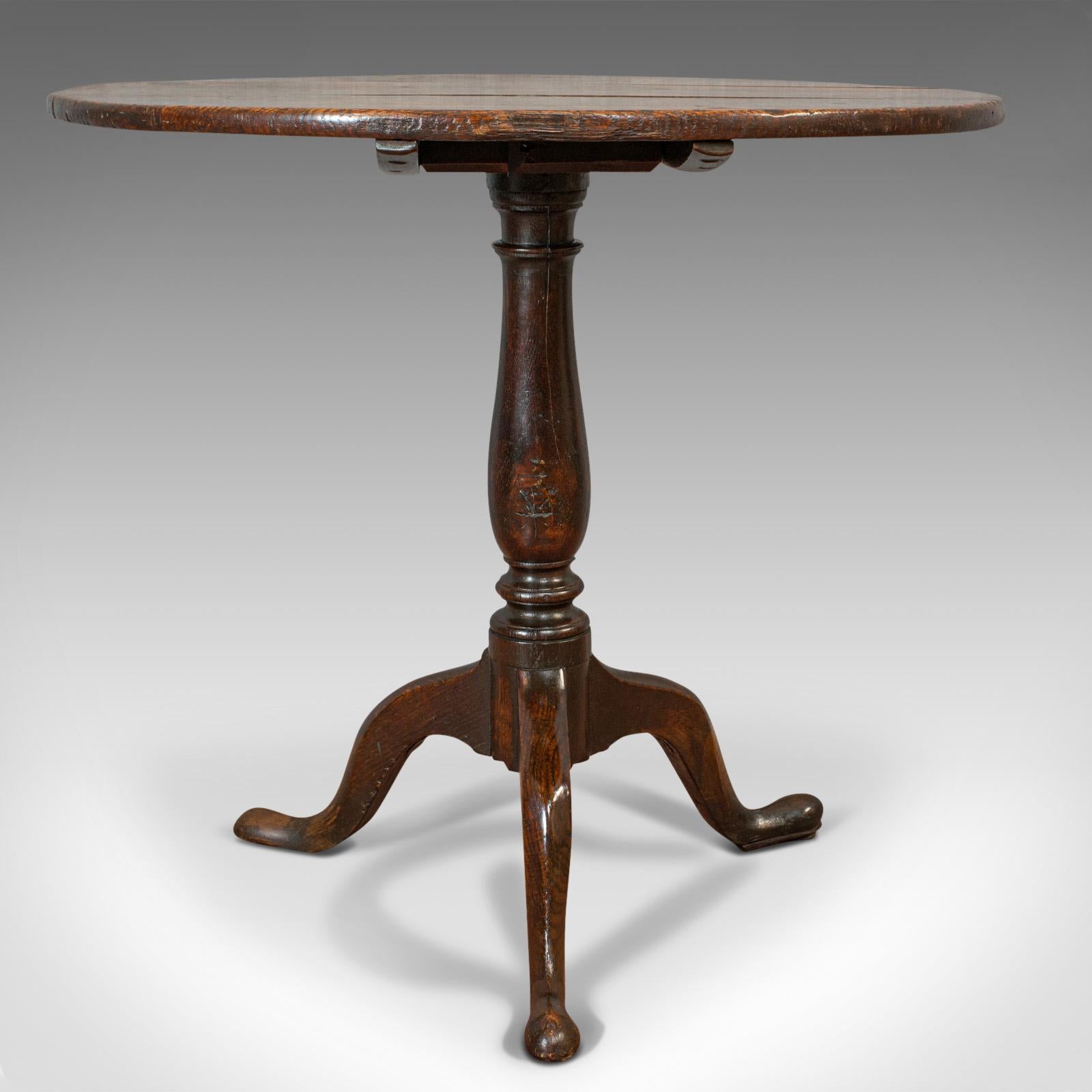 This is an antique circular table. An English, oak folding side or occasional table, dating to the Georgian period, circa 1780.

Superb patination to this Georgian piece
Displays a desirable aged patina
Select oak with fine grain interest and