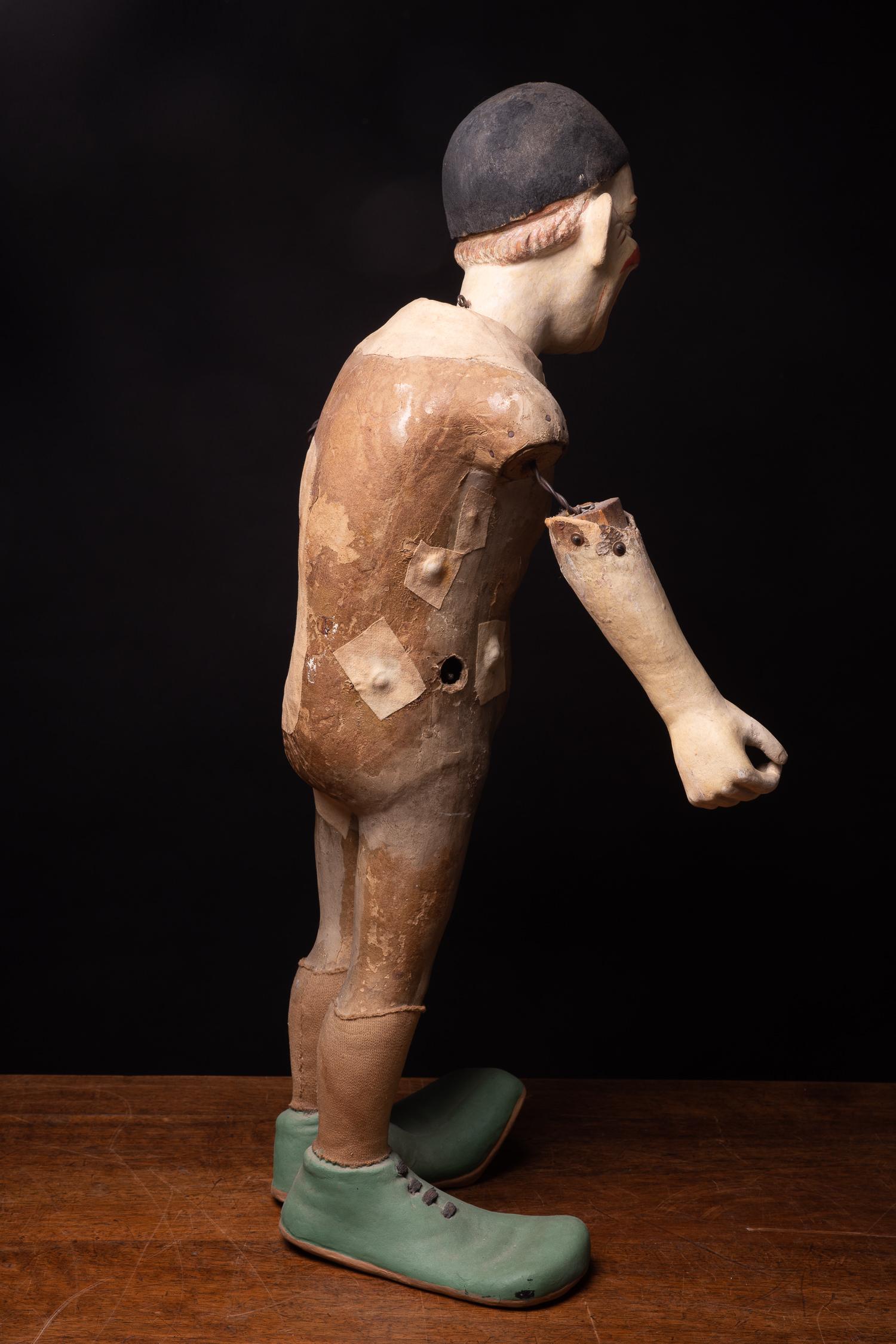 Antikes Zirkusclown mit beweglichen Armen und charakteristischem Lächeln im Zustand „Gut“ im Angebot in Leuven , BE