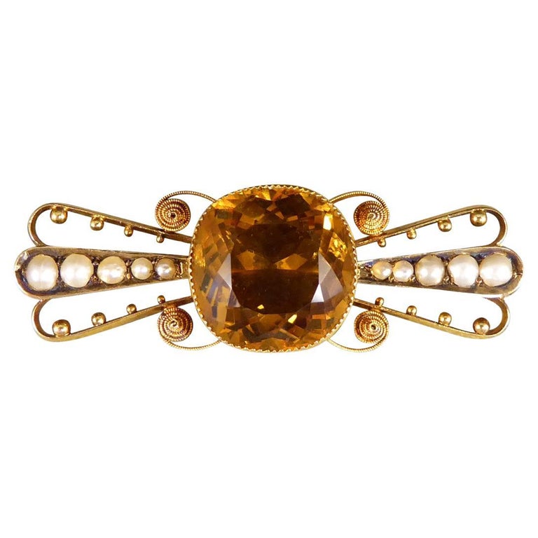 Broche ancienne en or jaune 15 carats, citrine avec ailes décoratives en  perles et points En vente sur 1stDibs