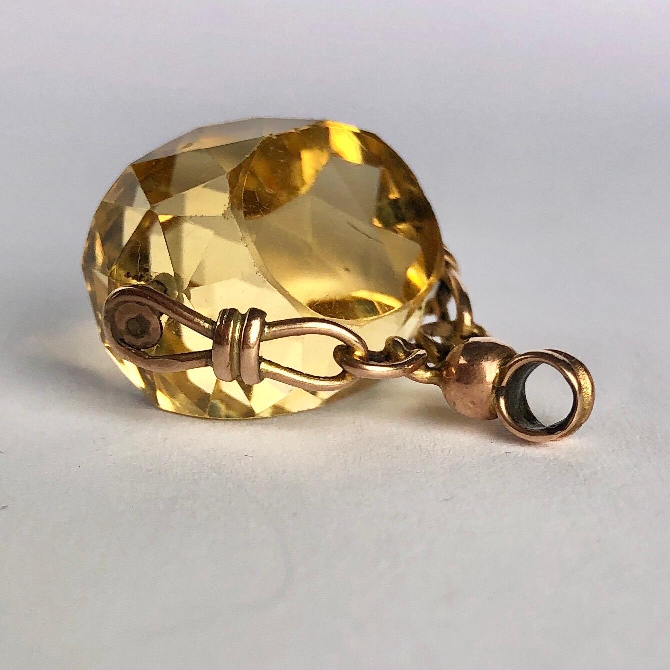 This gorgeous swivel fob holds a yellow citrine stone and the frame and loop is modelled out of 9ct gold and has chain detail. 

Stone Width: 19mm
Height including Loop: 26mm

Weight: 7.3g 