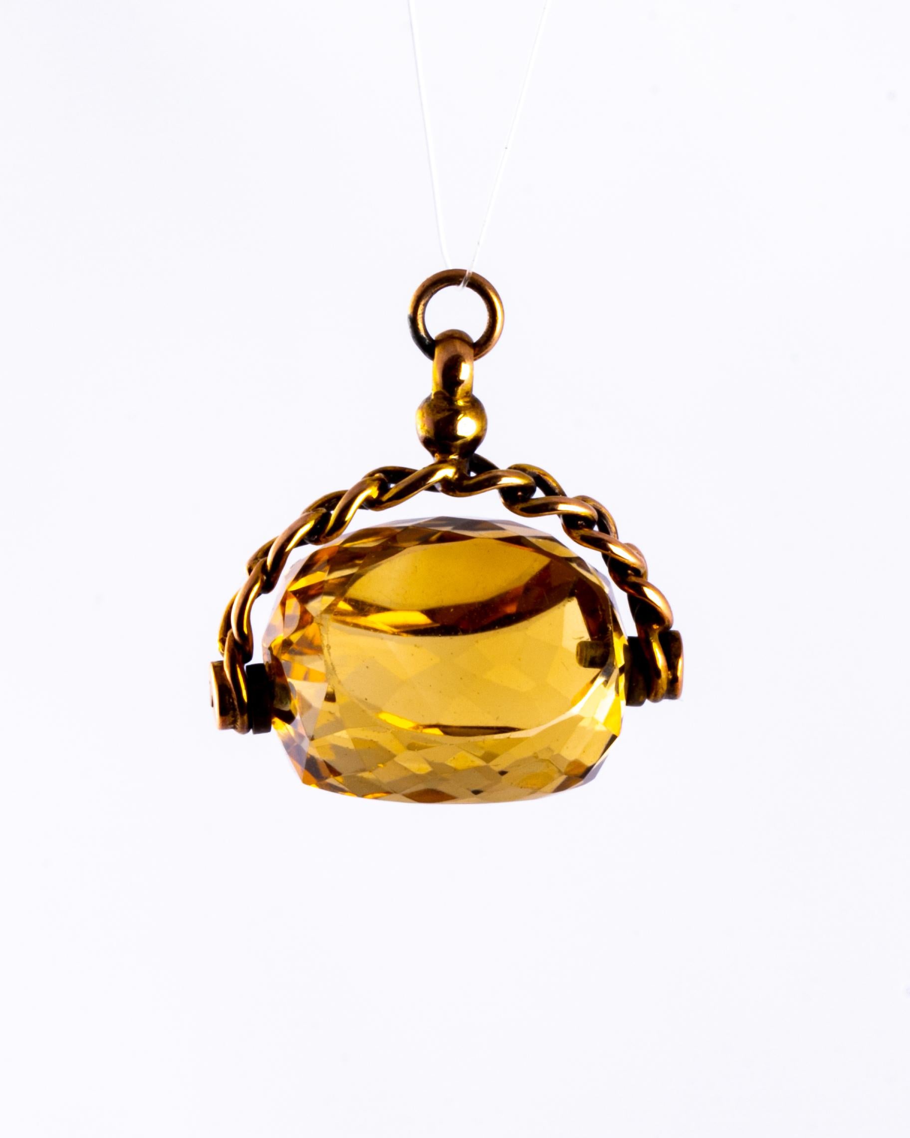 This gorgeous swivel fob holds a yellow citrine stone and the frame and loop is modelled out of 9ct gold and has chain detail. 

Stone Width: 19mm
Height including Loop: 30mm

Weight: 9.2g 