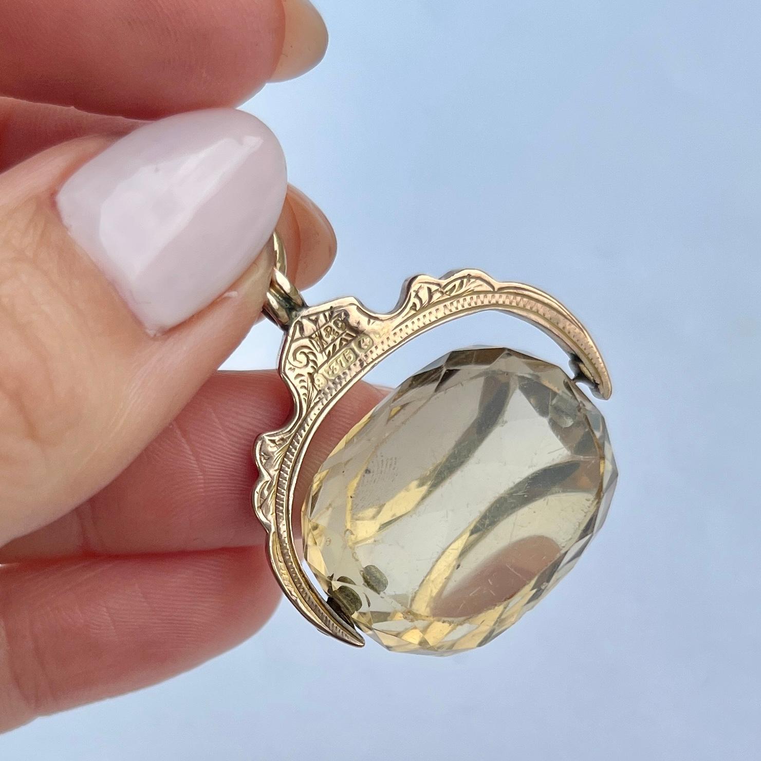 Ce magnifique porte-bonheur pivotant contient une pierre de citrine jaune et le cadre et la boucle sont en or 9ct. Poinçon de Birmingham 1905.

Hauteur avec Looping : 35mm
Largeur de la pierre : 22 mm

Poids : 11,6 g 