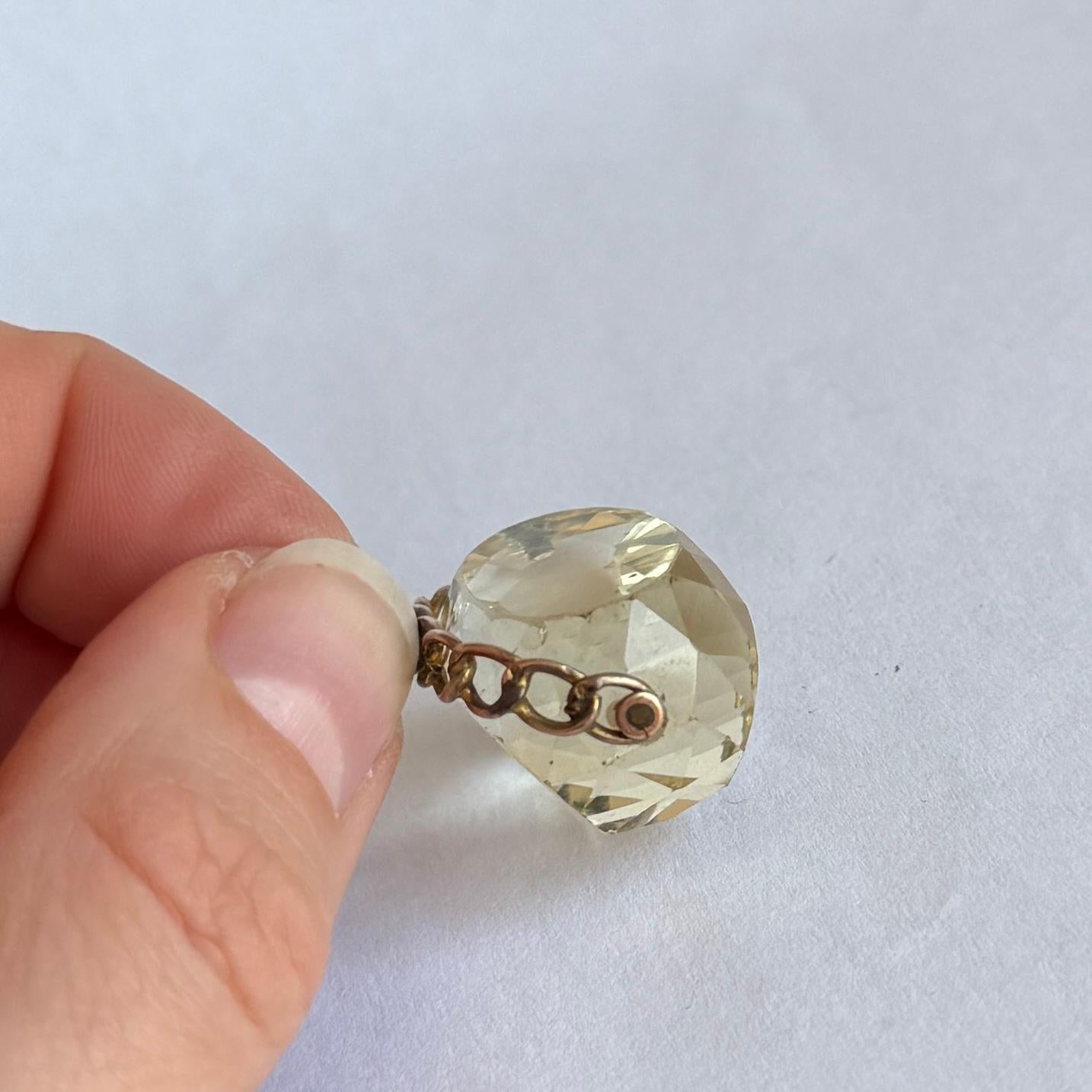 This gorgeous swivel fob holds a yellow citrine stone and the frame and loop is modelled out of 9ct gold. 

Height including Loop: 26mm
Stone Width: 22mm

Weight: 10.7g 