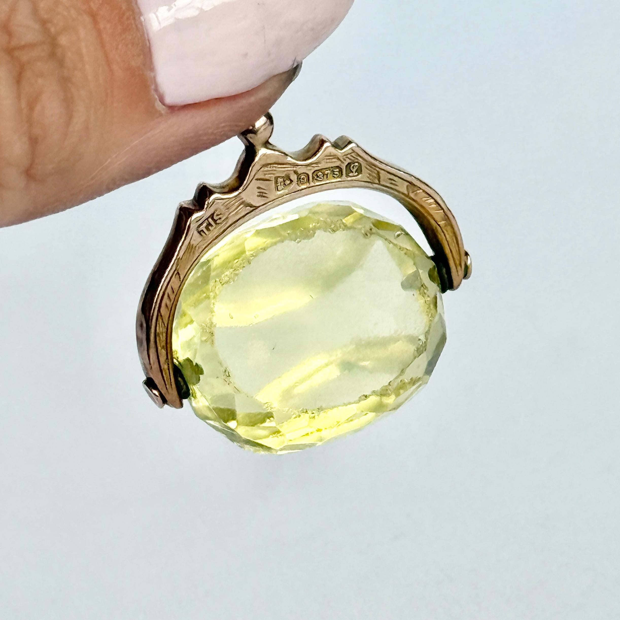 Ce magnifique porte-bonheur pivotant contient une pierre de citrine jaune et le cadre et la boucle sont en or 9ct. Comme vous pouvez le voir sur les images, la pierre présente une certaine usure. Entièrement poinçonné Chester 1911.

Hauteur avec