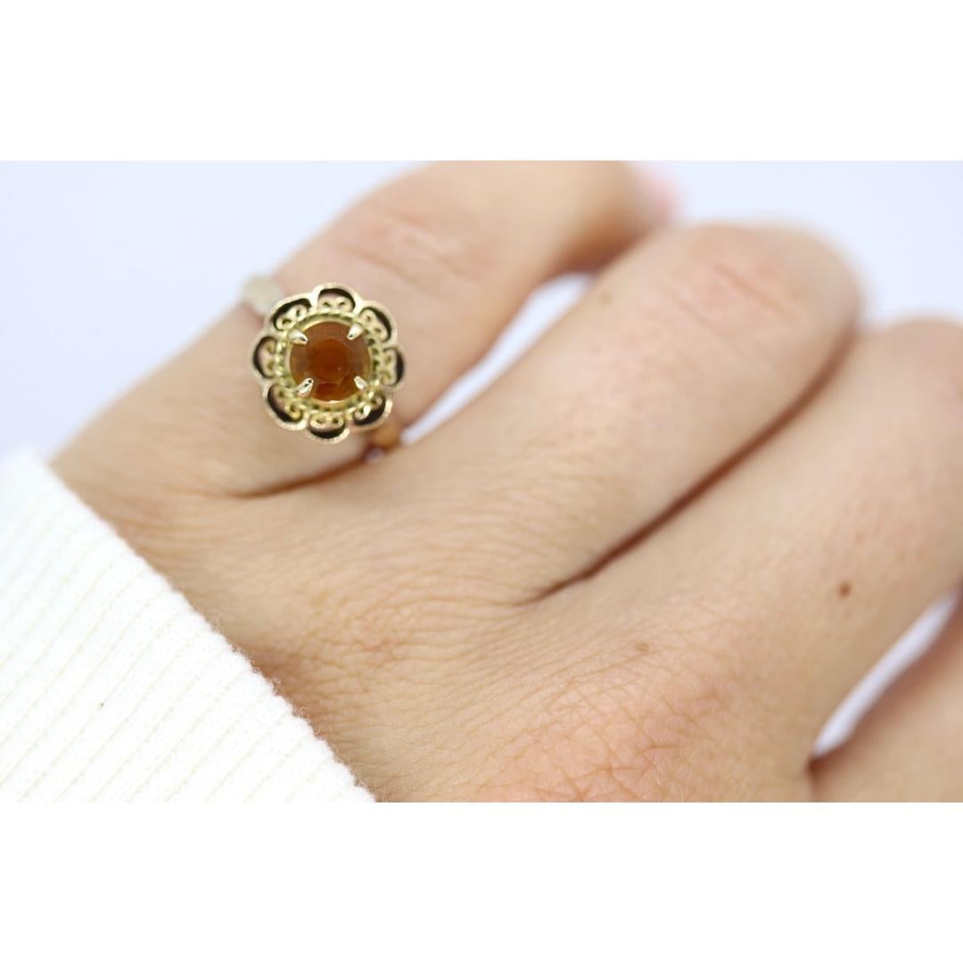 Vintage des années 1920
Taille : 5 US
MATERIAL : Pierre
Pierre précieuse : Citrine
Couleur des pierres : Jaune

Style : Art déco

Citrine ronde de 5,5 mm
Fait à la main. Traces de scie visibles sous la lupe
Marqué 18k mais testé à 10k
2,2 grammes de