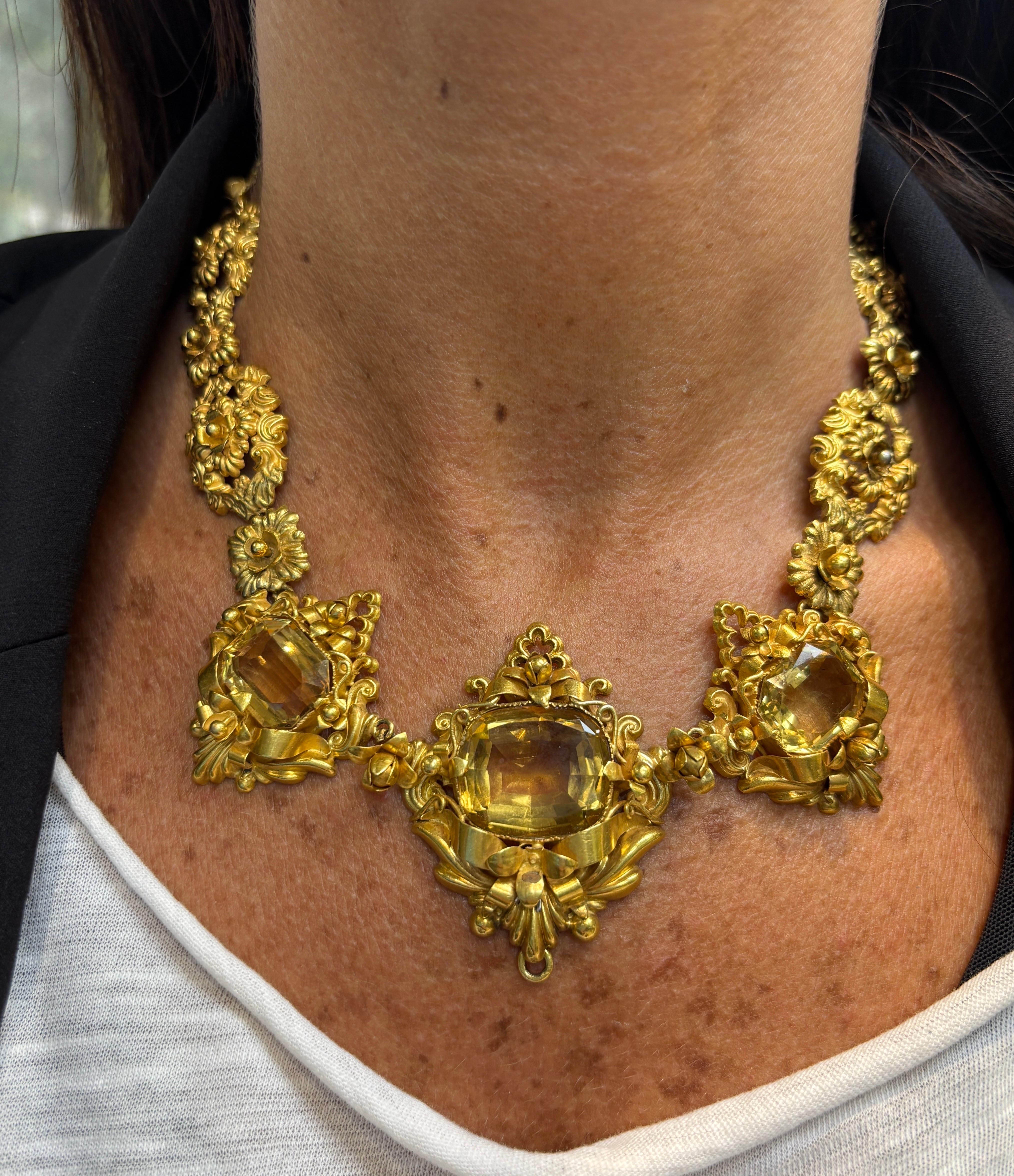 Parure antica di Citrino

Una parure con una collana con tre citrini e un ciondolo a forma di citrino staccabile.
L'anello presenta un citrino a forma di pera incastonato in un motivo floreale intagliato.
Gli orecchini pendenti sono caratterizzati