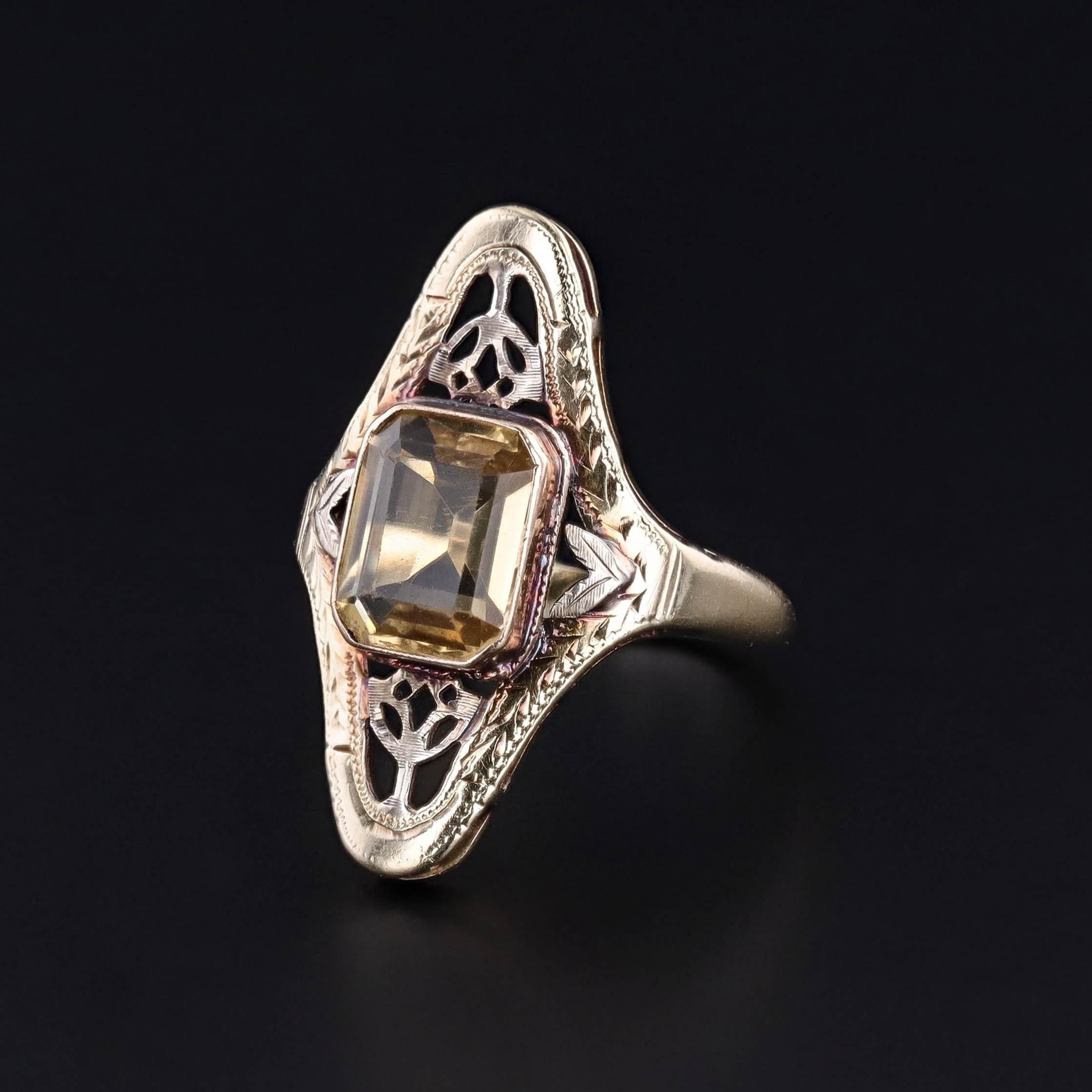 Bague ancienne Art Nouveau Citrine : Datant des années 1910-1920, cette superbe bague présente une citrine de taille carrée sertie en or 10k avec d'élégants accents en or blanc 15k. La face de l'anneau mesure 1 pouce de haut en bas et 0,5 pouce de