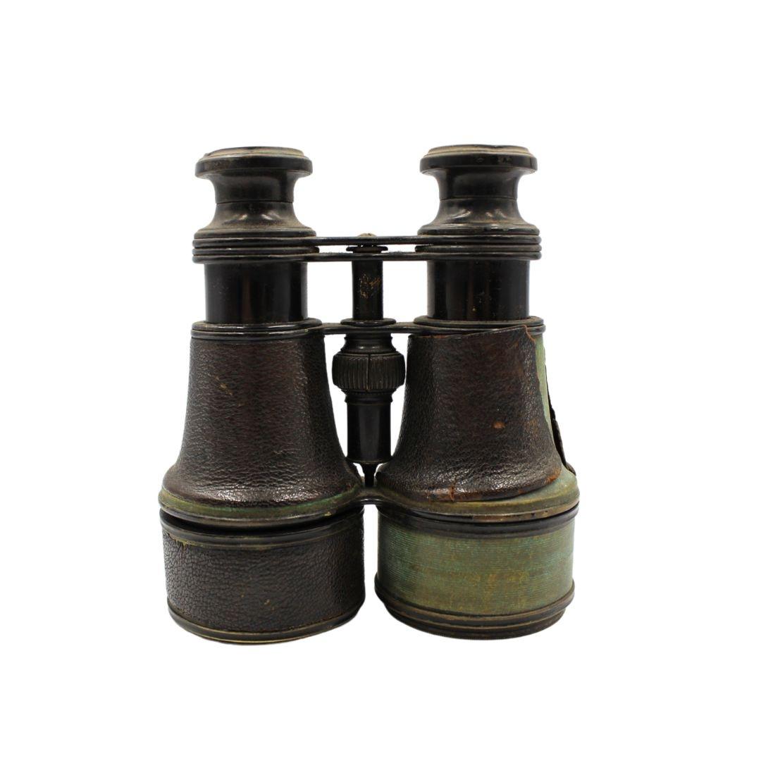 Viene presentato un binocolo originale usato durante la Guerra Civile, con la sua custodia originale in pelle. Il binocolo fu utilizzato dal colonnello Francis L. Lee del Massachusetts durante la guerra. Il binocolo è un intricato esempio di
