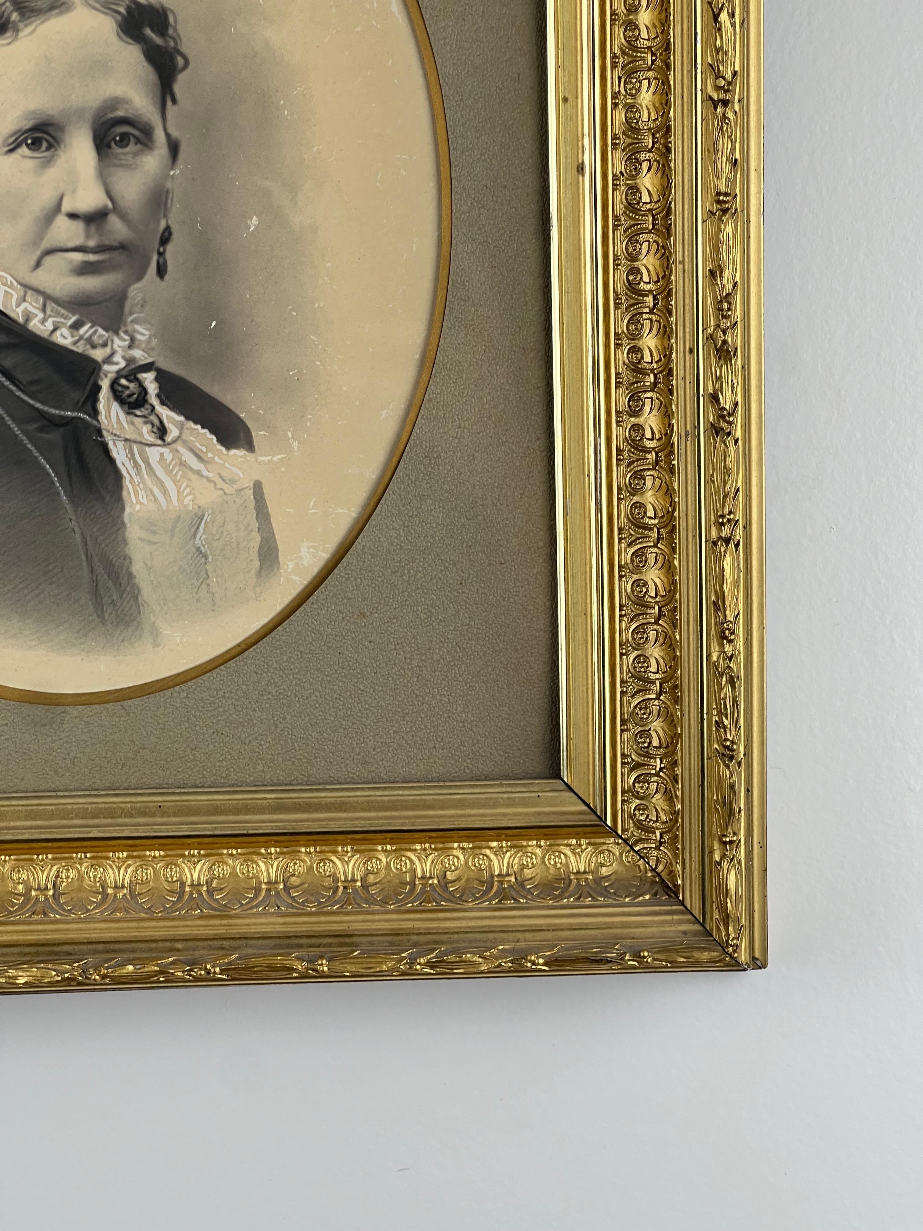 Portrait ancien d'une femme de l'époque de la guerre civile dans un cadre en bois doré Bon état - En vente à Westfield, MA