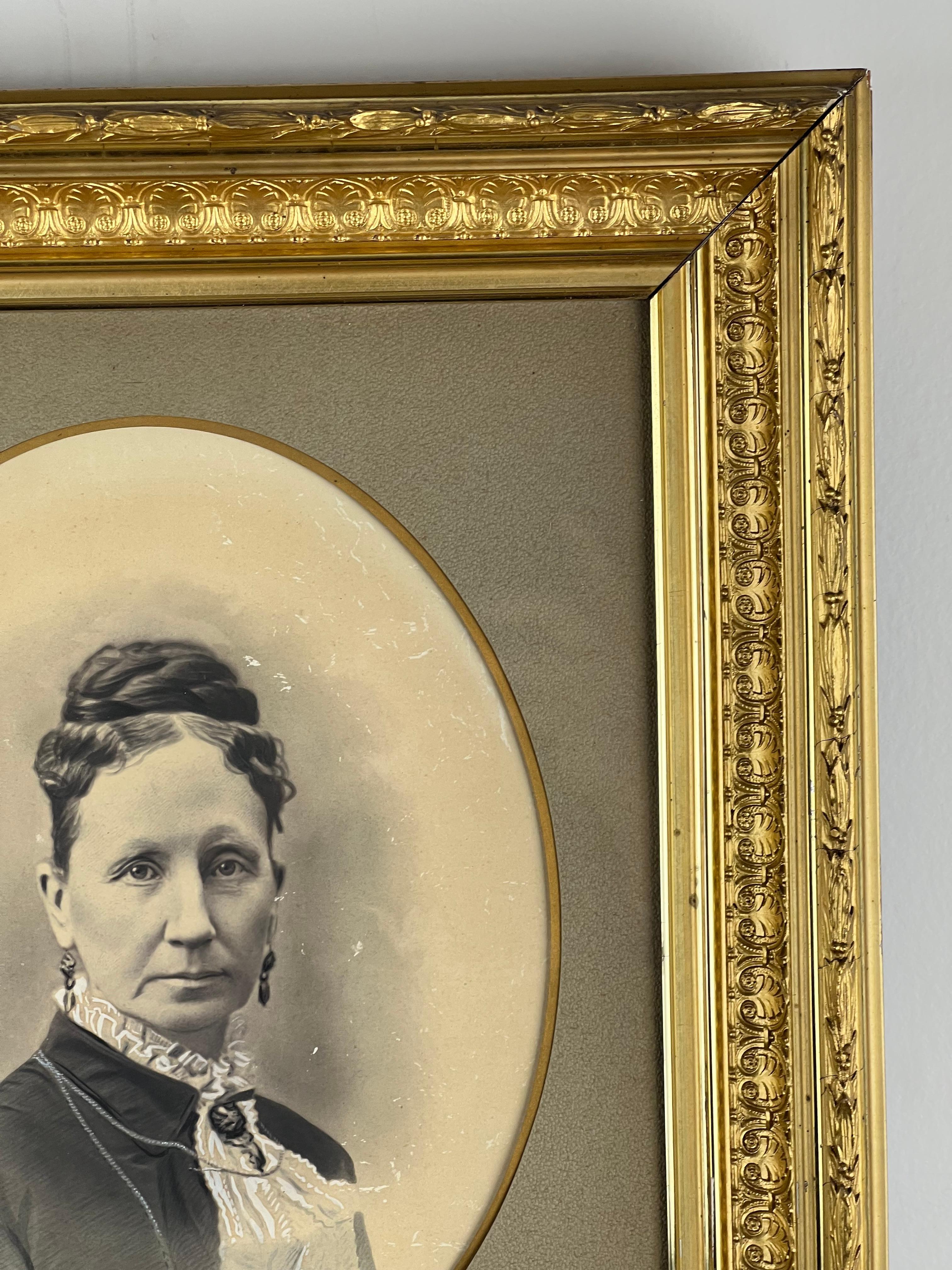 XIXe siècle Portrait ancien d'une femme de l'époque de la guerre civile dans un cadre en bois doré en vente