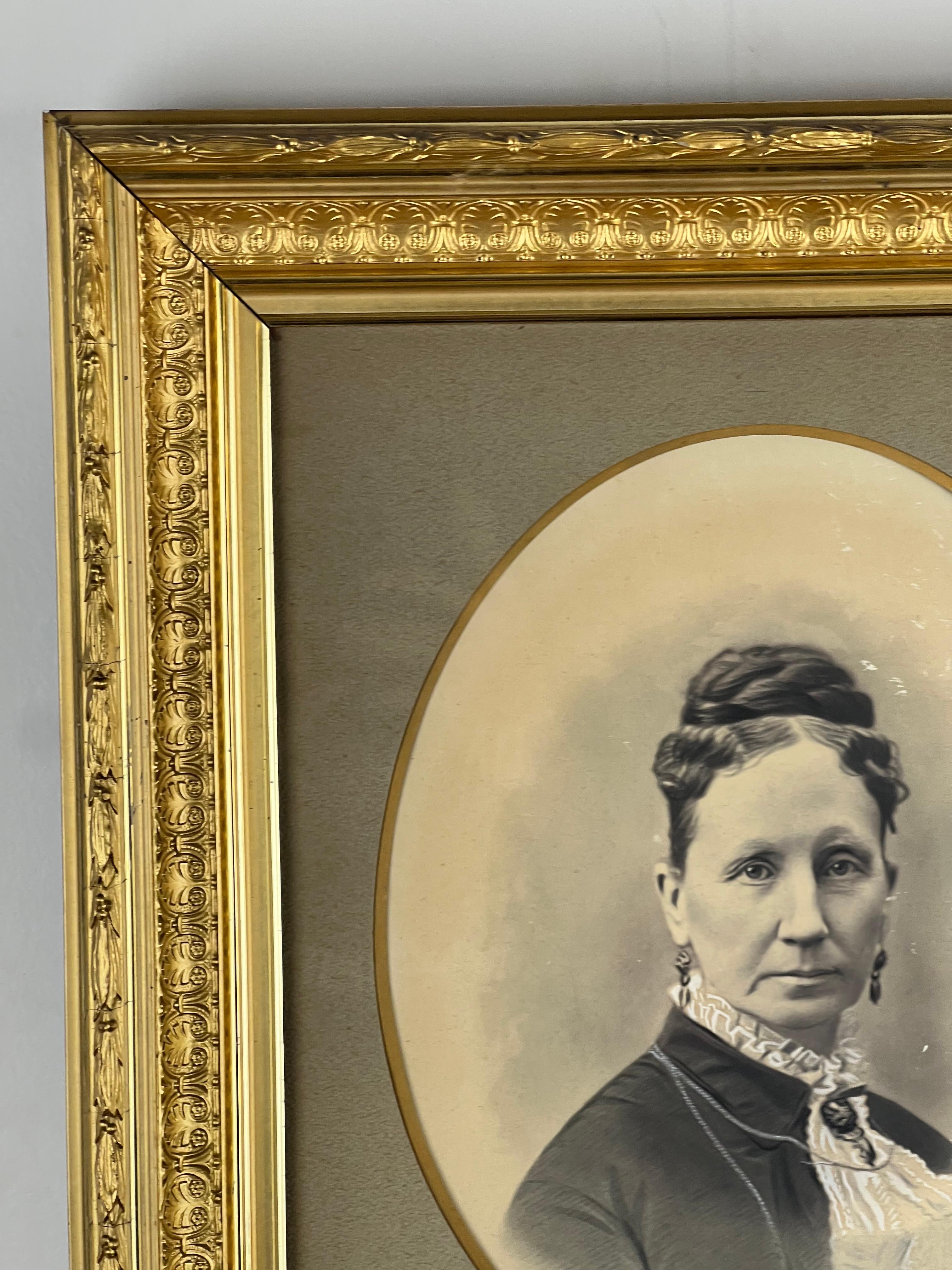 Bois doré Portrait ancien d'une femme de l'époque de la guerre civile dans un cadre en bois doré en vente