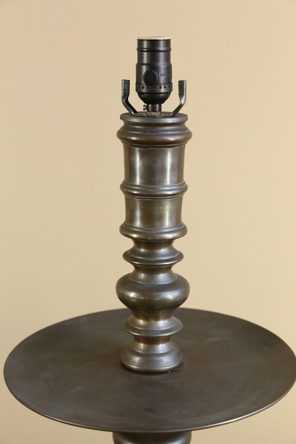 Coloniale olandese Grande  Antica lampada da tavolo in stile olandese in bronzo classico con vassoio di charme in vendita